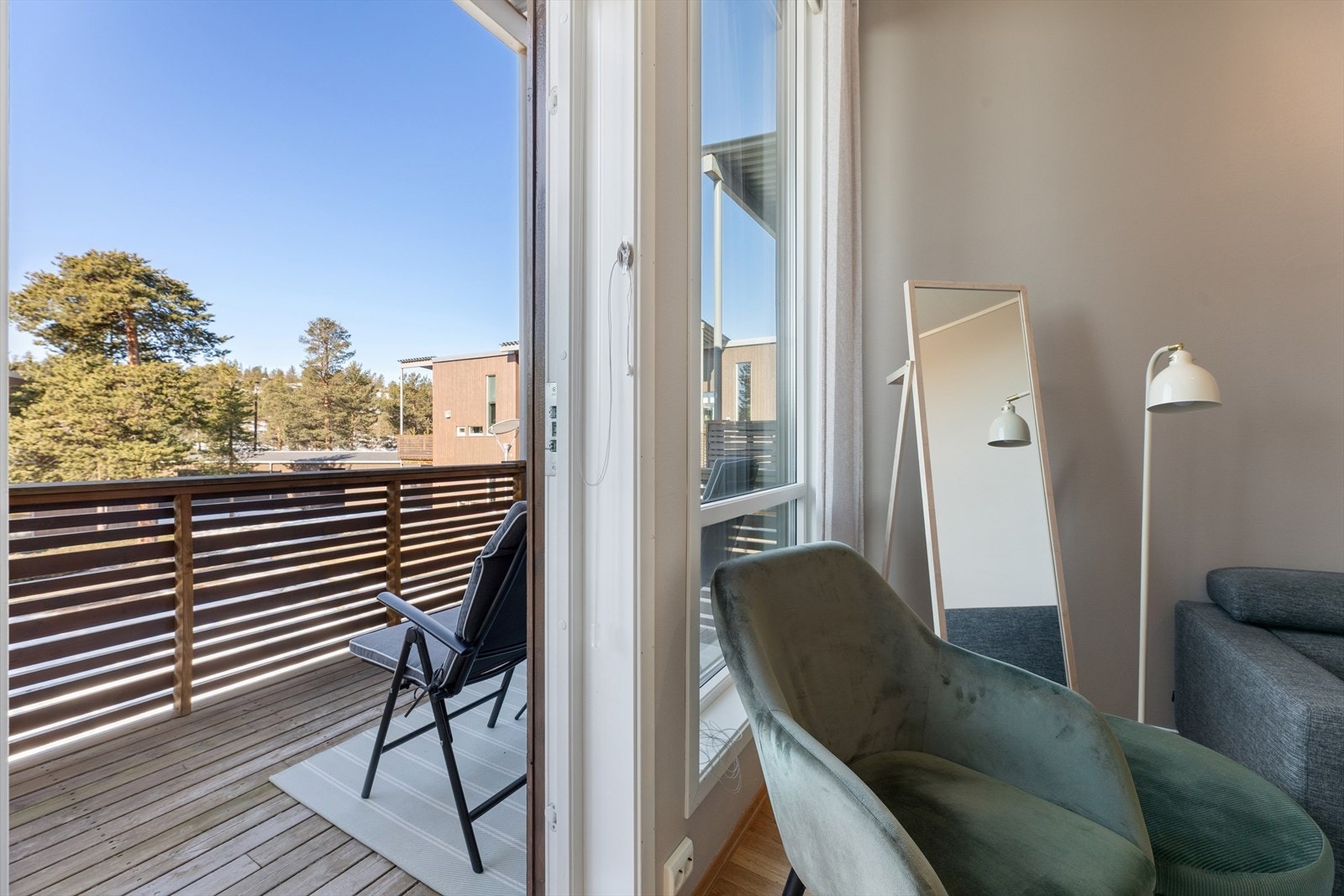 Fra stuen er det adkomst ut til en trivelig, overbygd balkong. Galleribilde