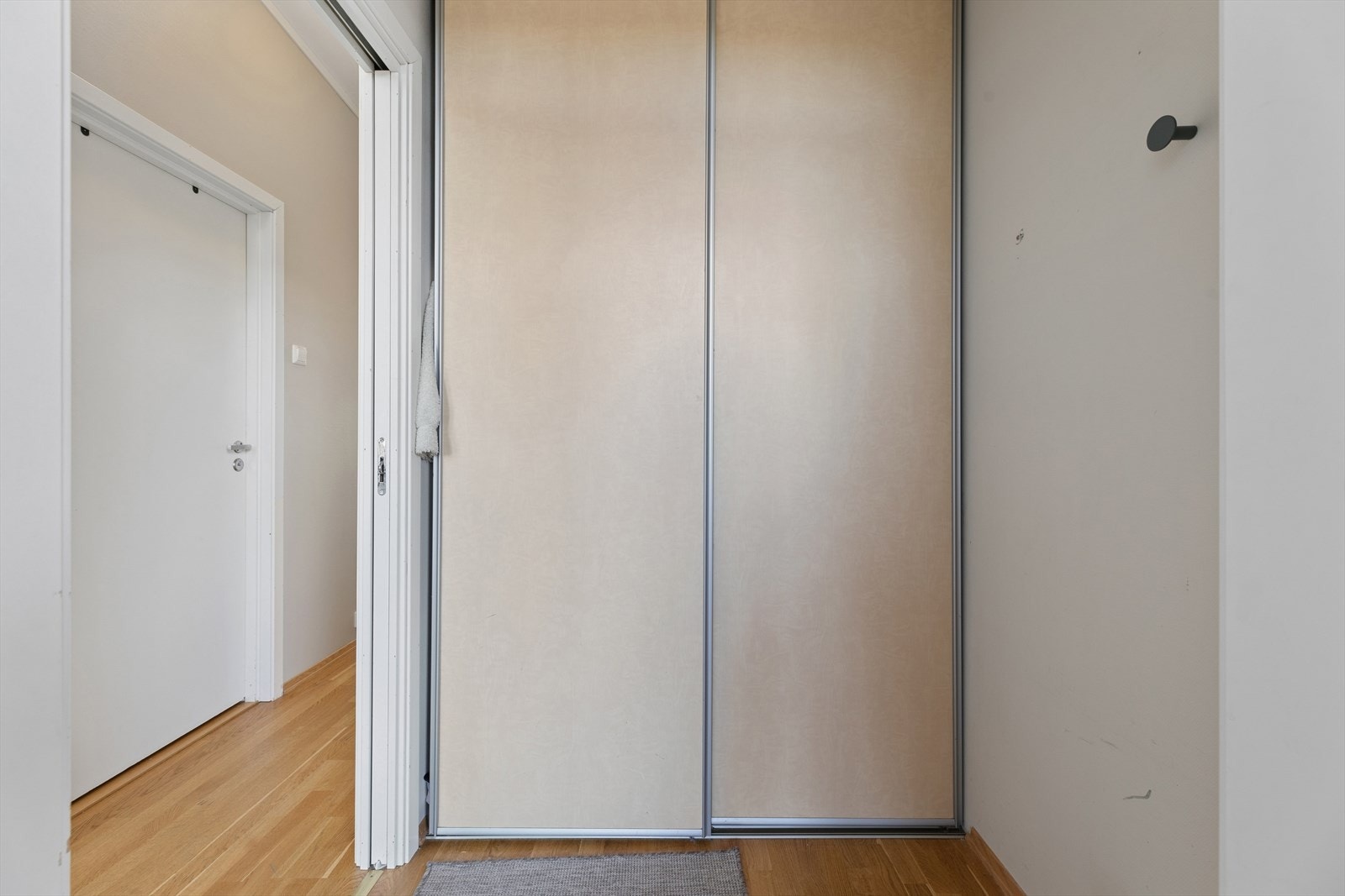 Entréen har plass til yttertøy og sko, med en skyvedørsgarderobe for god oppbevaring. Galleribilde