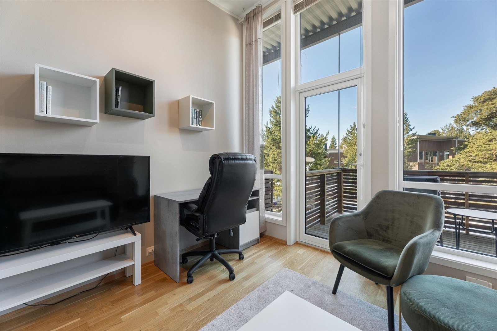 Stuen har store vindusflater som gir godt med lys, og det er plass til sofa med tilhørende møblement. Galleribilde
