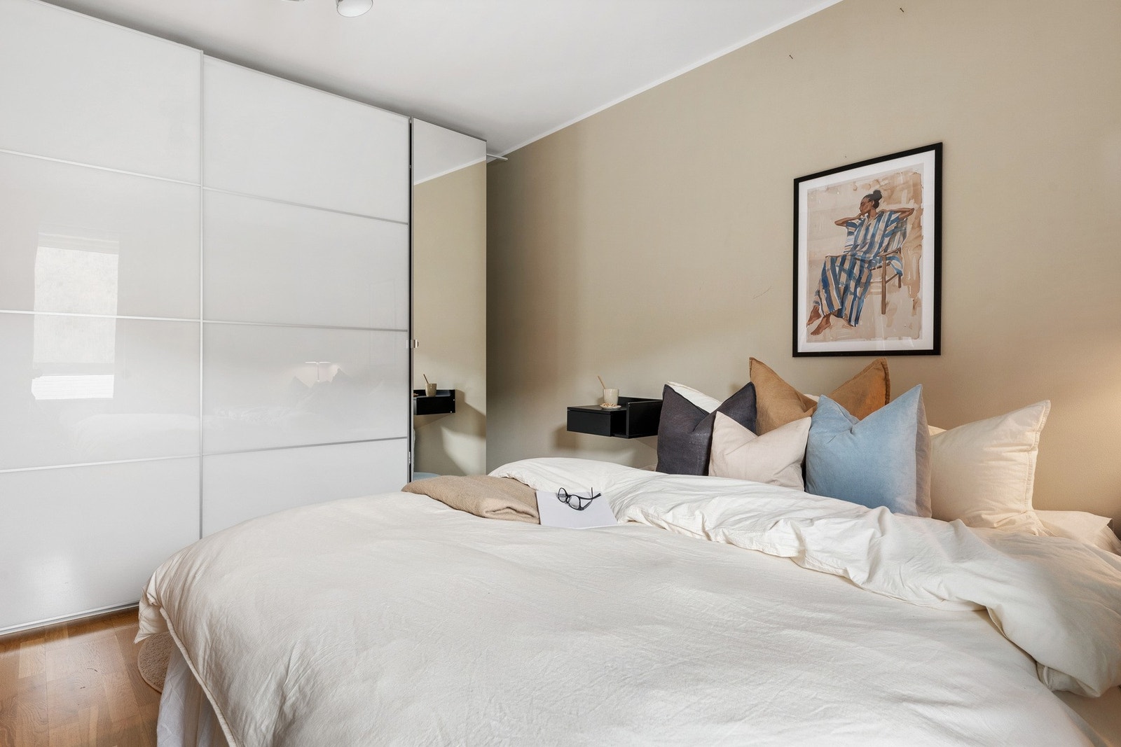 Rommet er utstyrt med en stor flott garderobe. Galleribilde