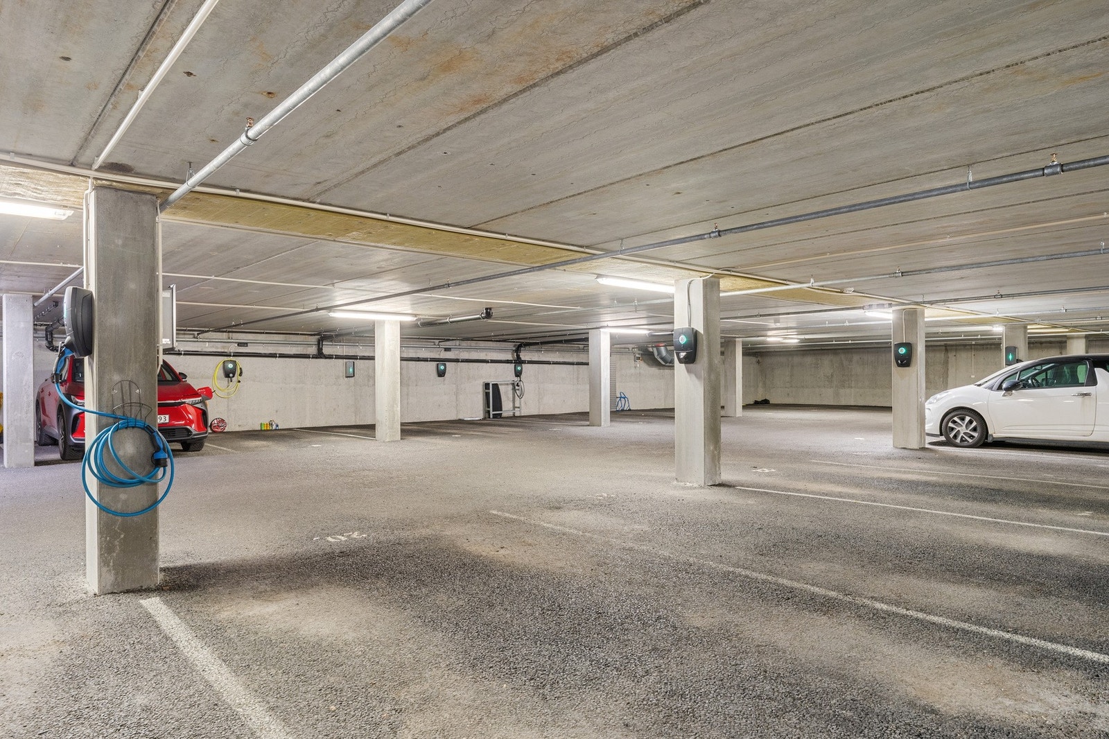Fast plass merket. Følger med lader. Galleribilde