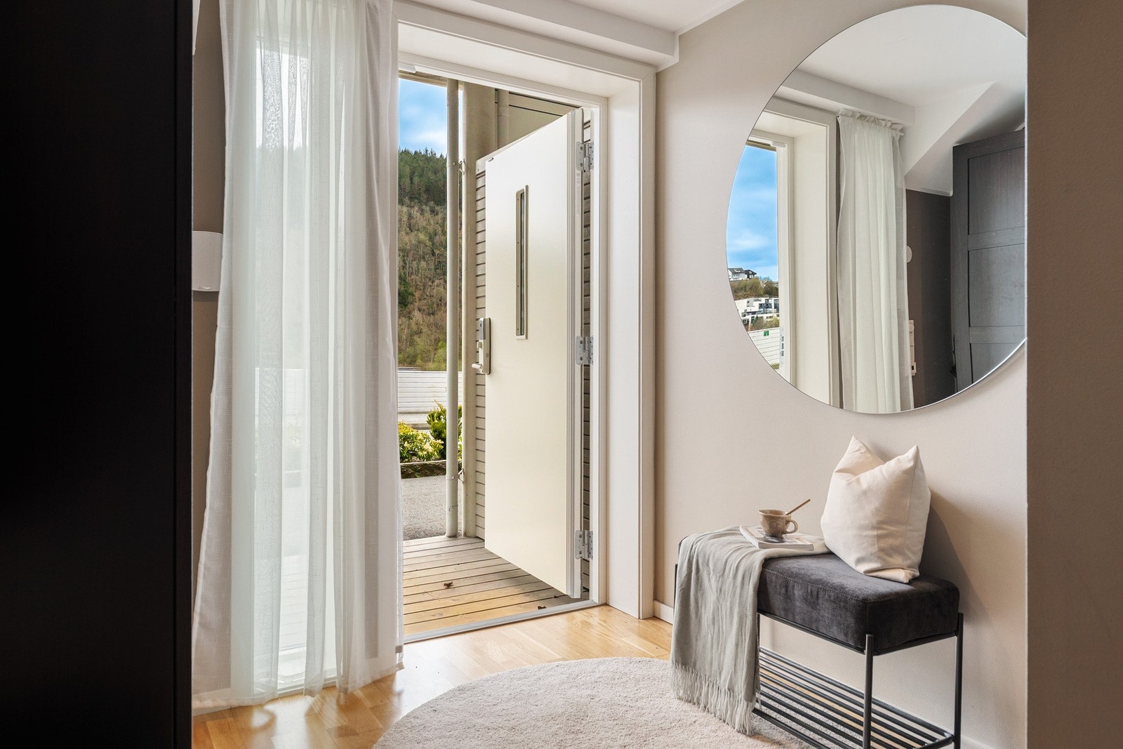 Åpen entre med utgang til baksiden av huset. Galleribilde