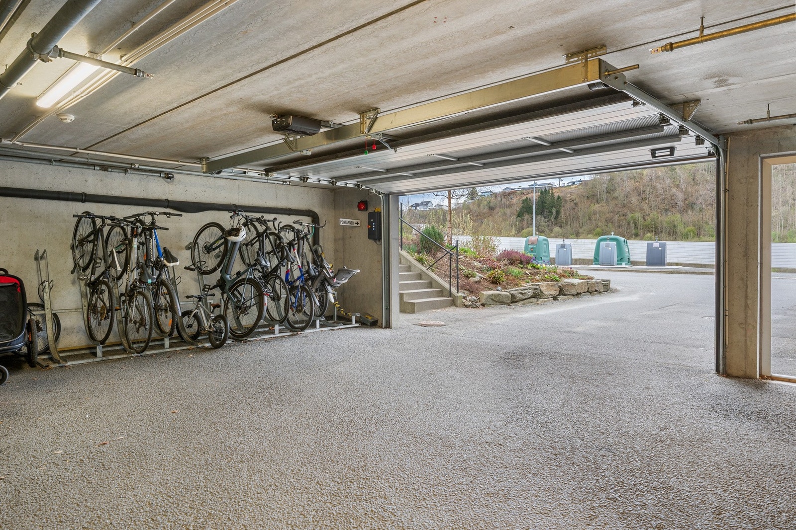 Boligen har fast garasjeplass i feles anlegg. Her er det også sykkelparkering. Galleribilde