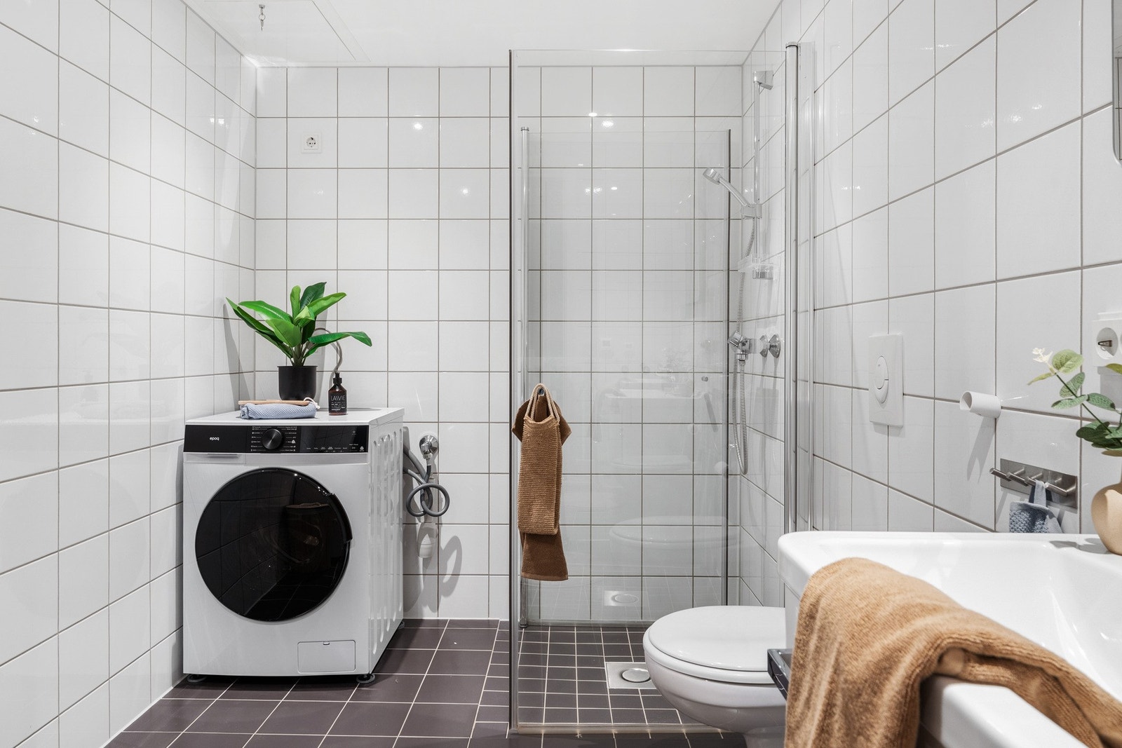 På dette badet er det også opplegg for vaskemaskin og tørketrommel. Galleribilde