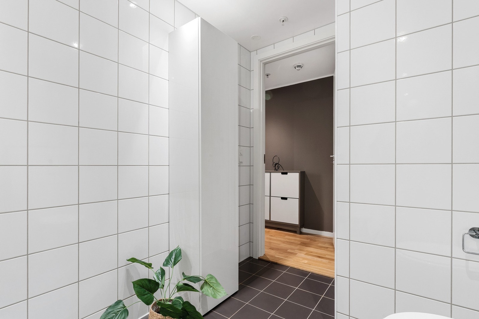 Badet er helfliset og har varmekabler i gulvet. Galleribilde
