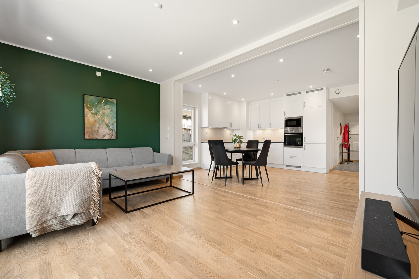 Downlights i himling og tiltalende overflater med parkettgulv og slette vegger Galleribilde