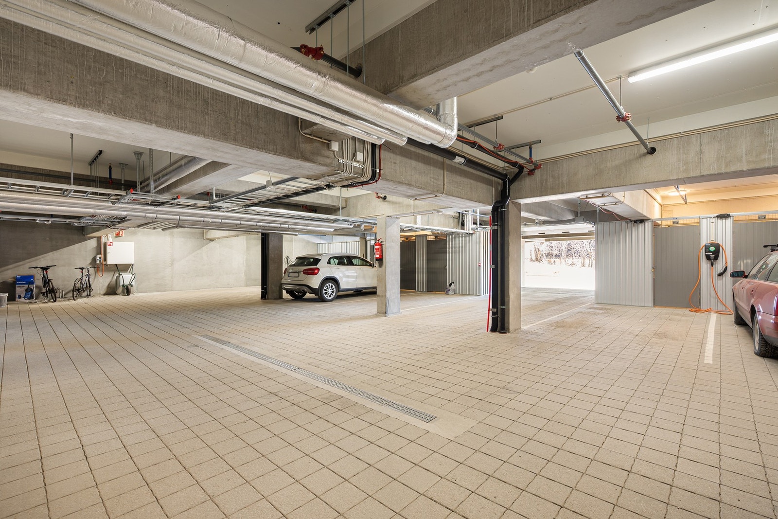 Det er også egen parkeringsplass i felles garasjeanlegg, med elbil-lader installert Galleribilde
