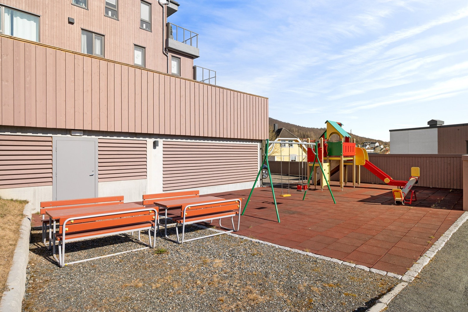 Borettslaget har fine fellesarealer med lekeplass, sittebenk og takterrasse som kan benyttes av beboerne Galleribilde