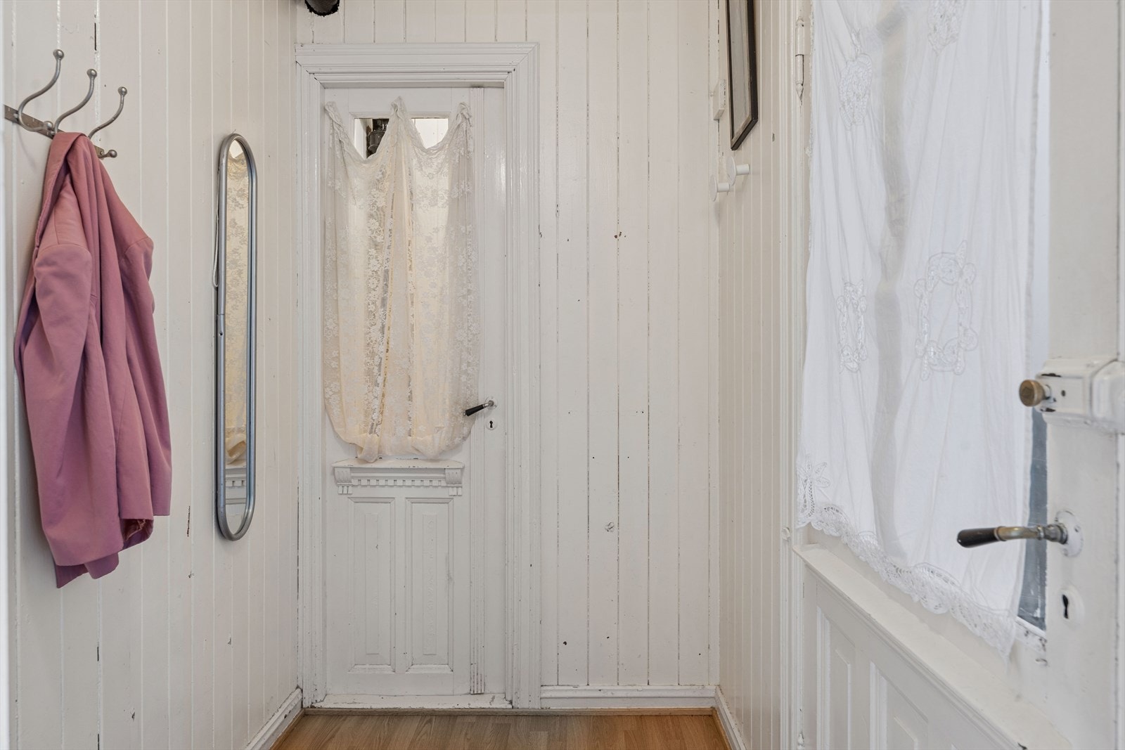 Entréen i leiligheten har plass til å henge fra seg yttertøy. Sikringsskapet med automatsikringer er plassert her. Galleribilde