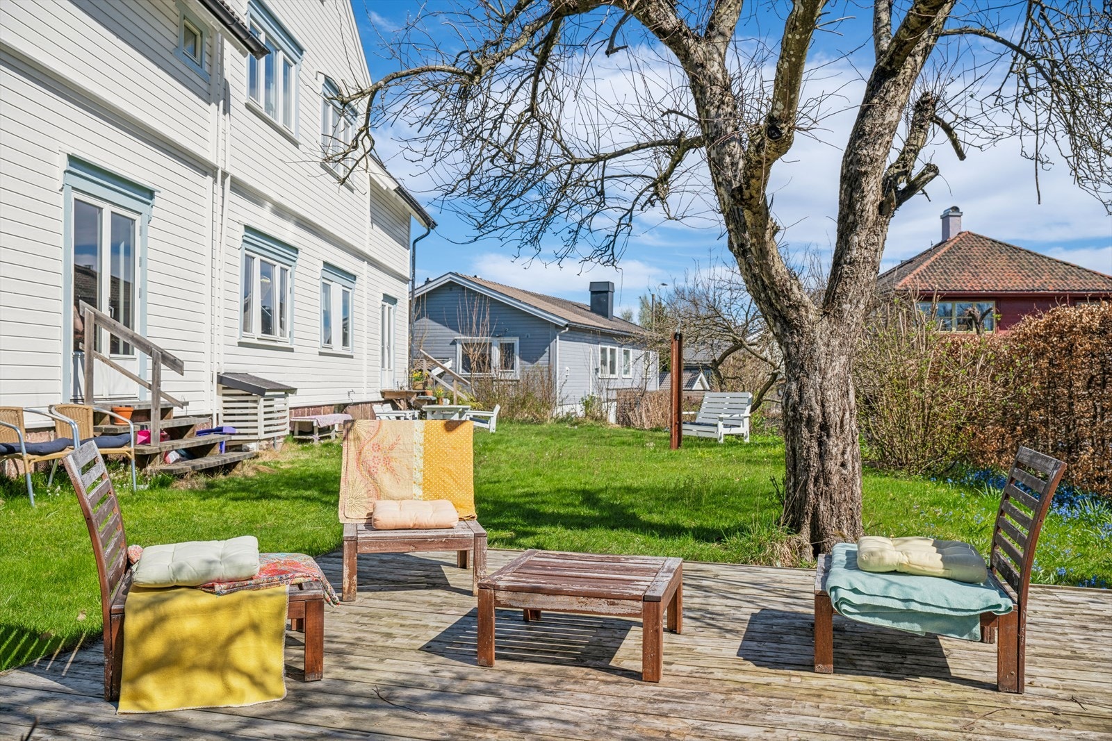 Den felles hagen er en frodig og skjermet uteplass med rom for flere sittegrupper. Galleribilde