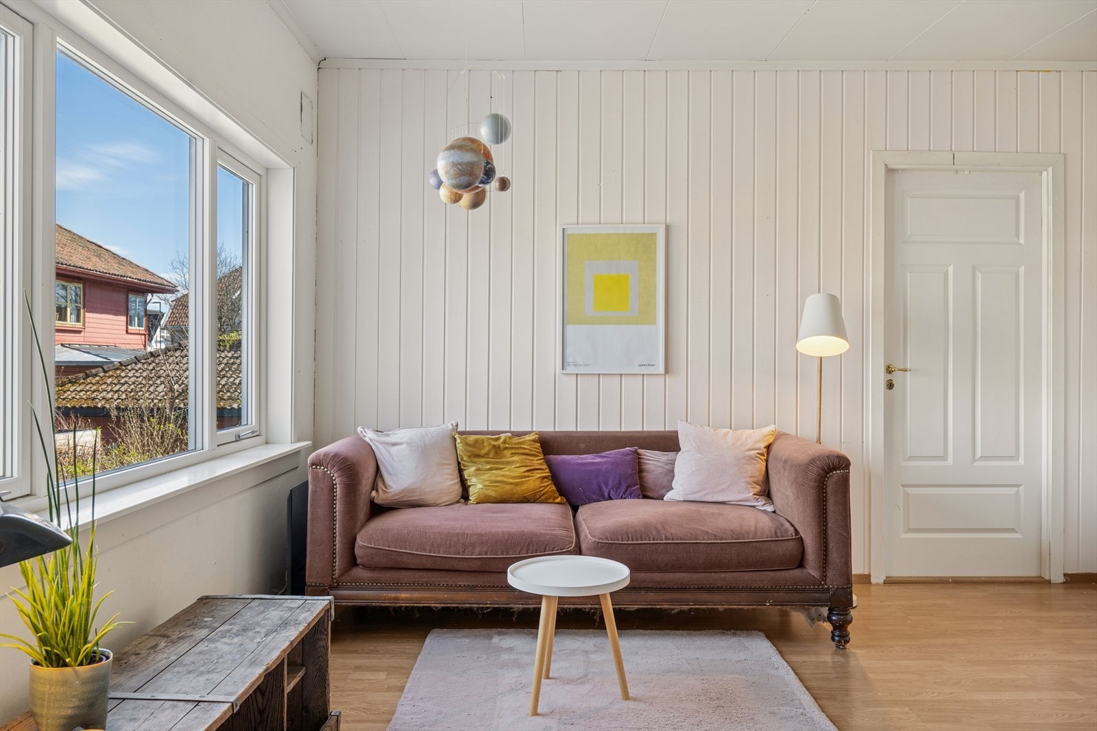 Stuen er et lyst og åpent rom med laminat på gulvet og flere møbleringsmuligheter. Galleribilde