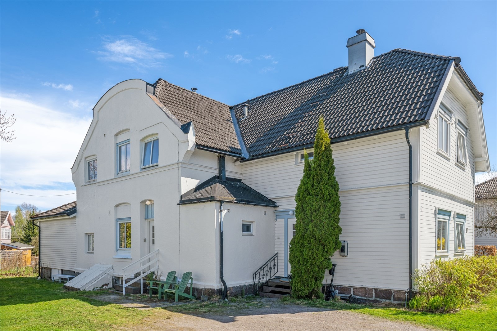 Bygningen fra 1910 har en klassisk arkitektur med en kombinasjon av pusset mur og trekledning. Galleribilde