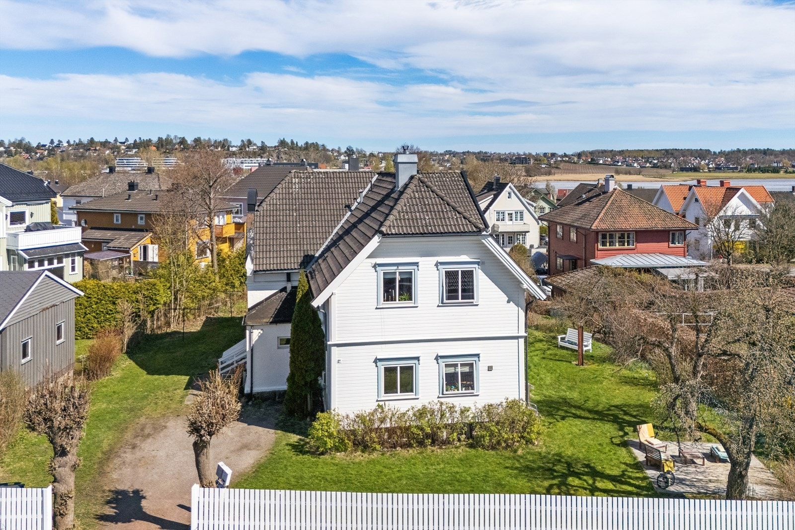 Parkering på felles gårdsplass, med "Førstemann til mølla" prinsippet. Leiligheten disponerer en kjellerbod på 10 m² og en loftsbod. Galleribilde