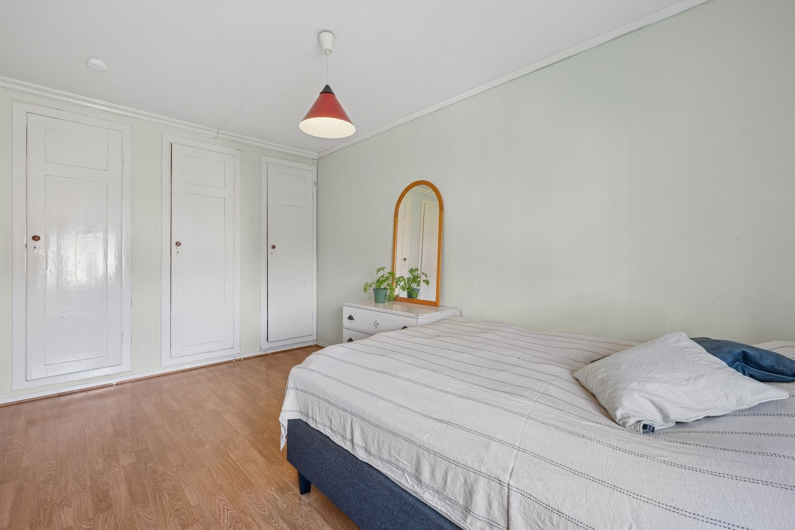 Soverommet har god plass til oppbevaring i innebygde skap. Galleribilde