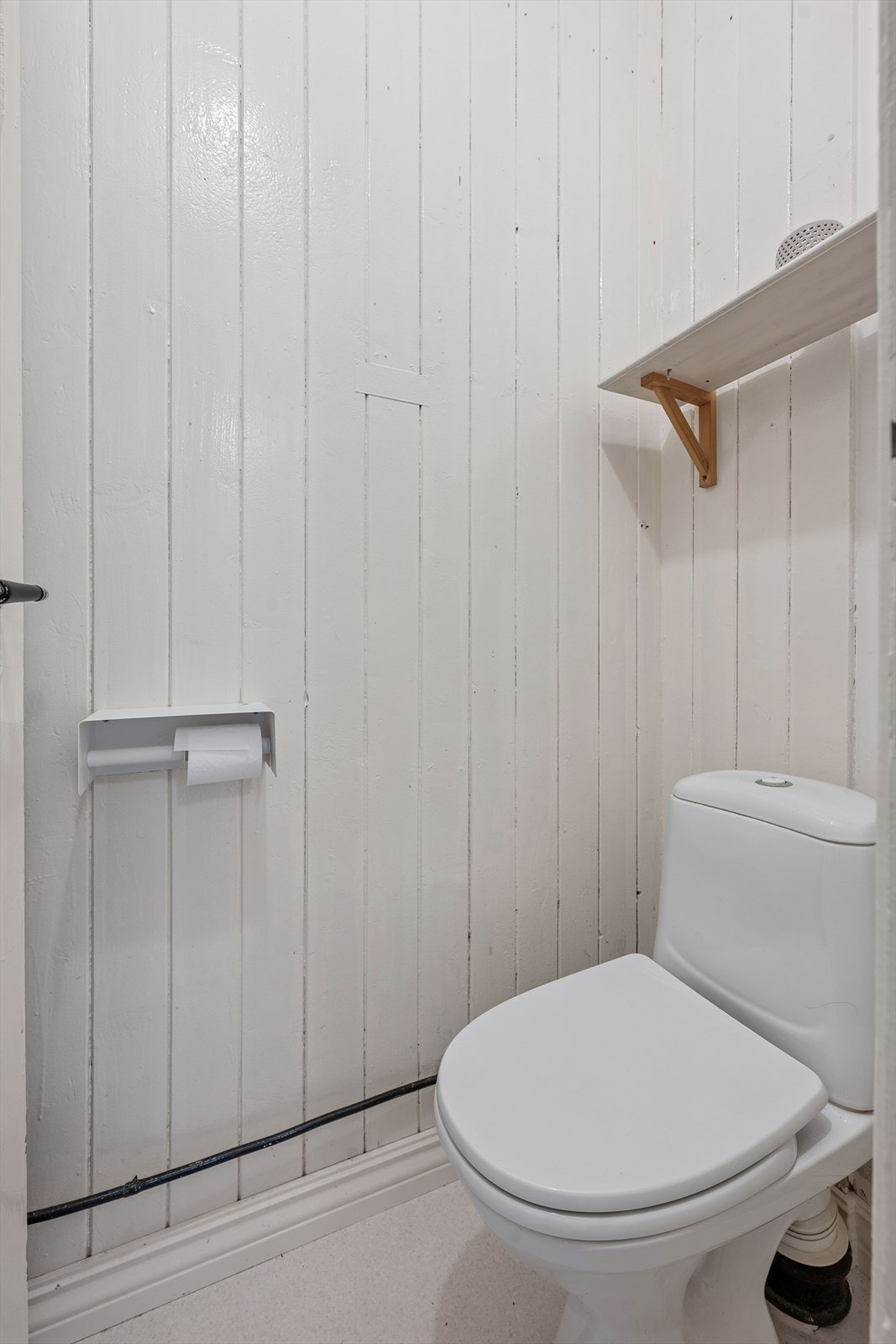 Separat toalettrom som ble oppgradert med nytt WC og vinylbelegg på gulvet i 2021/2022. Galleribilde
