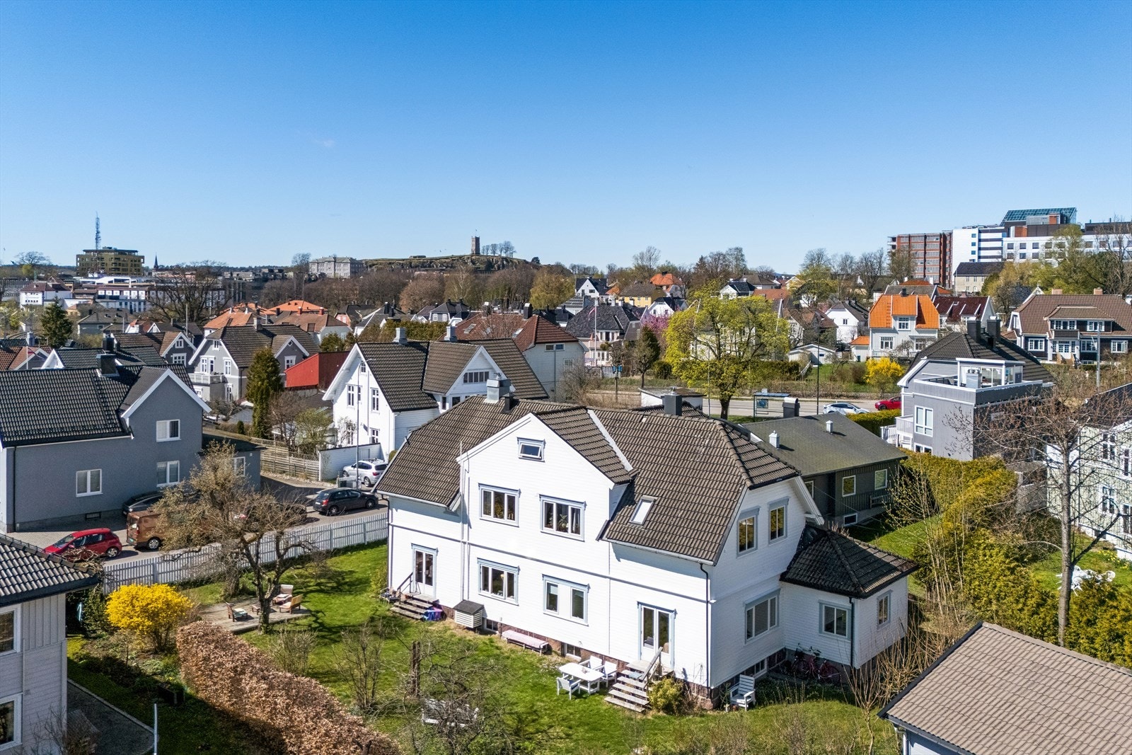 Et veletablert lite sameie, med sentral beliggenhet i Tønsberg. Flere vinduer er skiftet i nyere tid, og kledning ble malt i 2022. Galleribilde