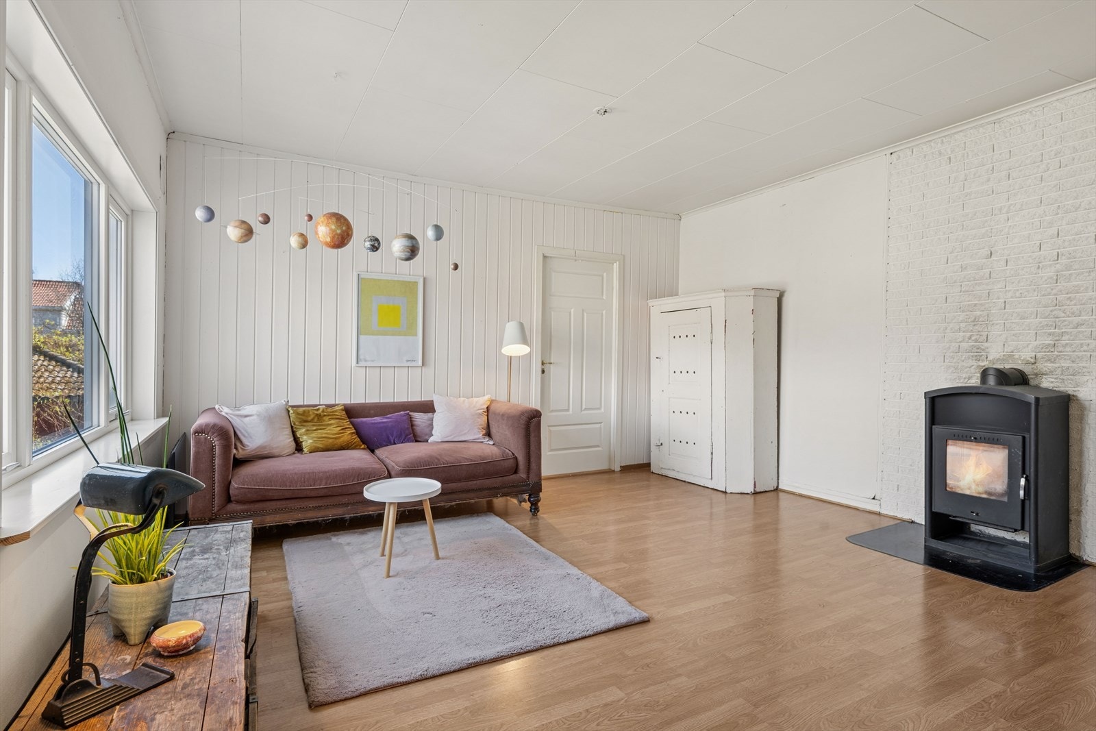 Store vindusflater fra 2021 slipper inn rikelig med naturlig lys. Galleribilde