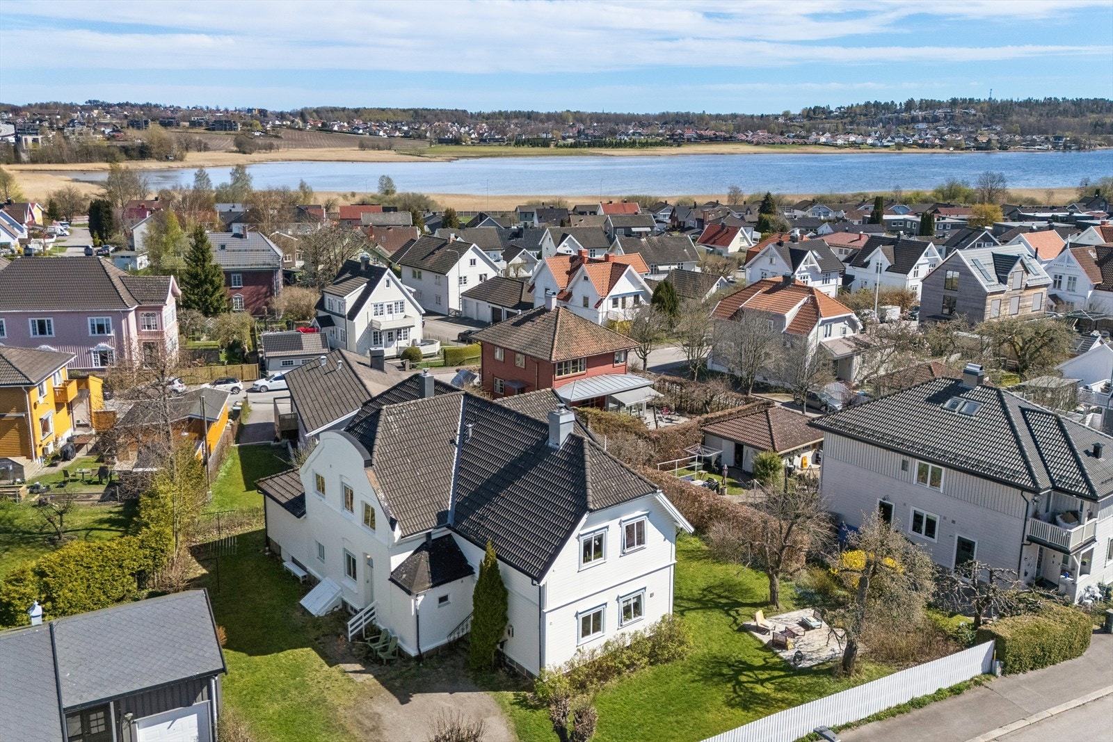 Eiendommen ligger i et etablert og rolig boligområde i Tønsberg. Galleribilde