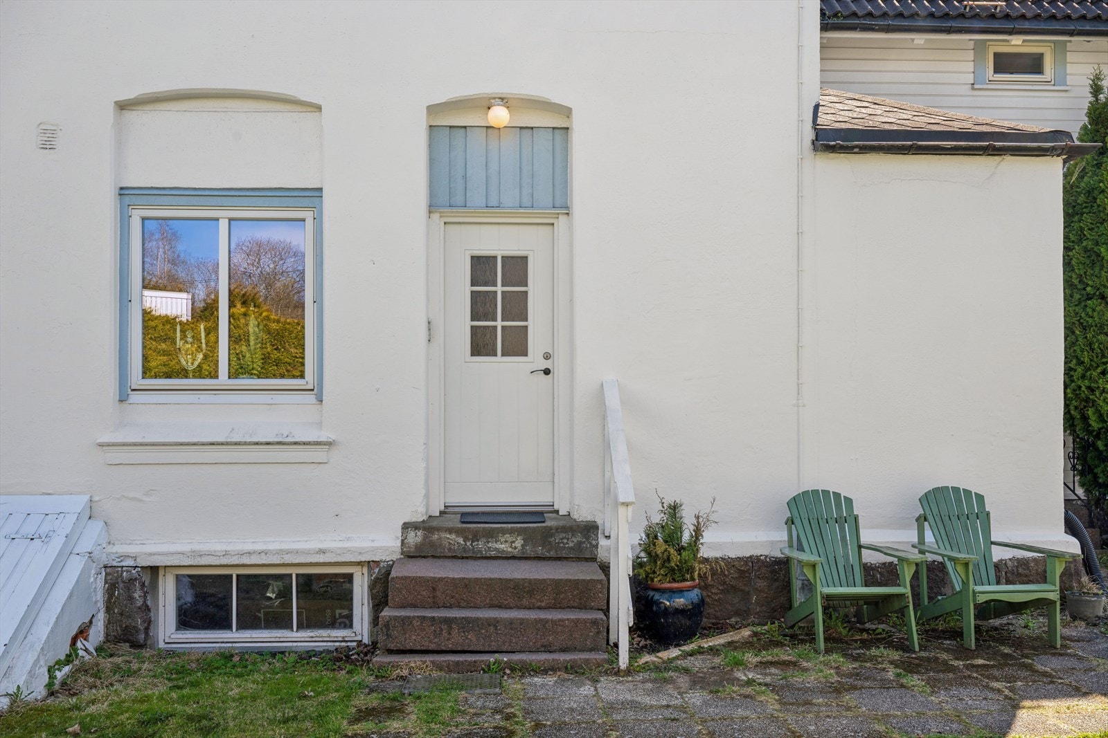 Leiligheten har egen inngangsdør fra gårdsplassen. Galleribilde