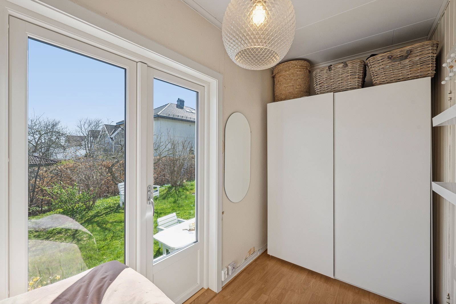 God plass til en stor garderobeløsning. Videre egen utgang til bakhagen - en sjelden og verdifull egenskap for en leilighet! Galleribilde