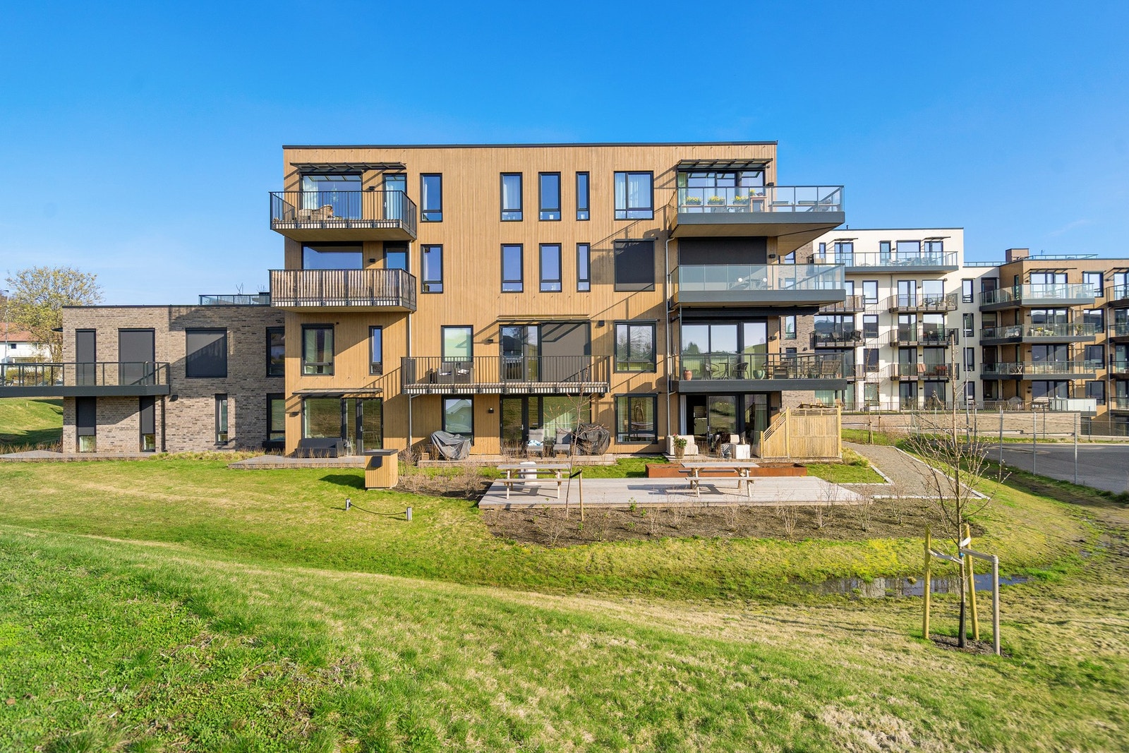 Stilren fasade med flotte fellesområder Galleribilde