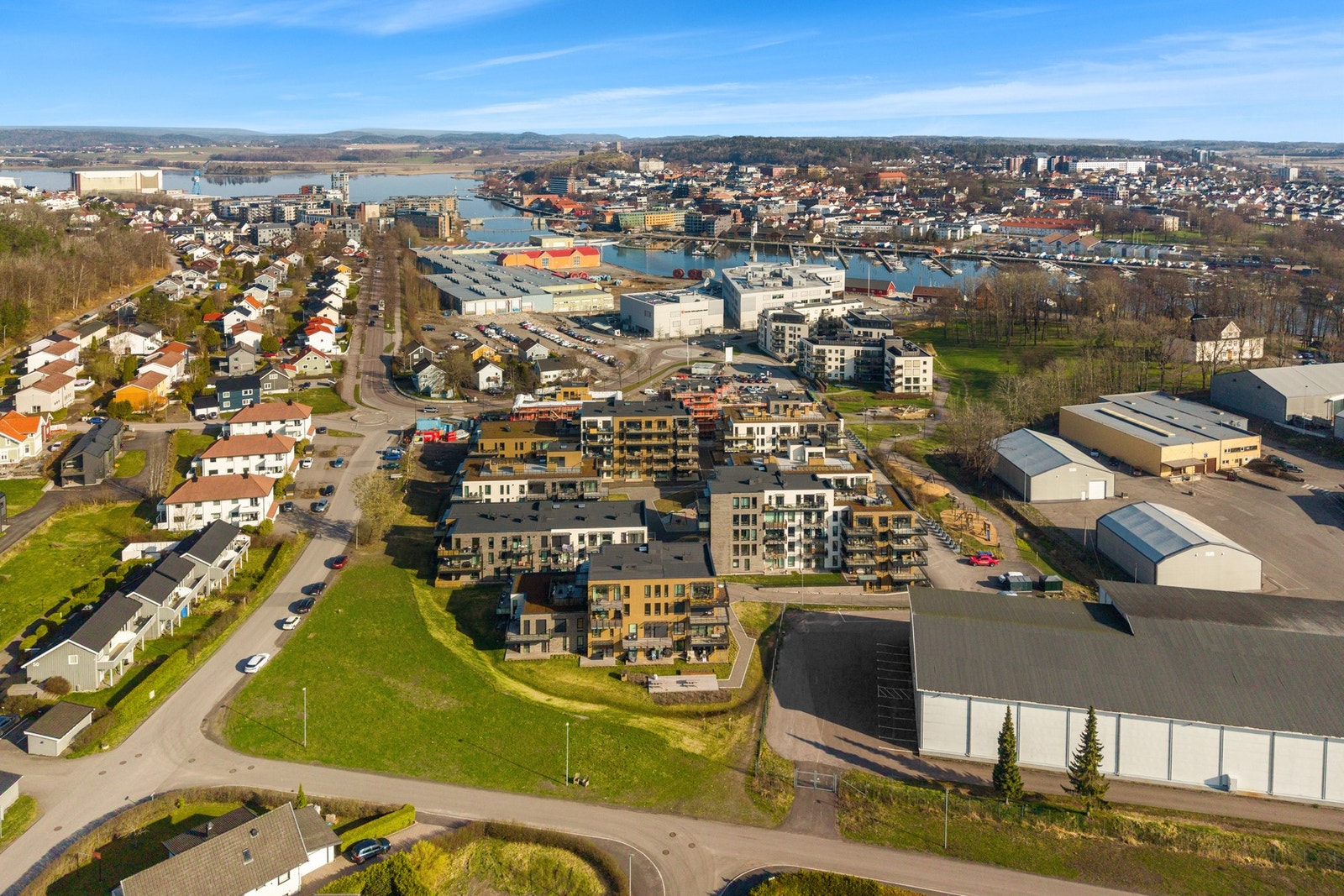 Området byr på gode solforhold og enkel tilgang til både byliv og flotte turområder, noe som gjør dette til et ideelt sted for en komfortabel og praktisk hverdag. Galleribilde