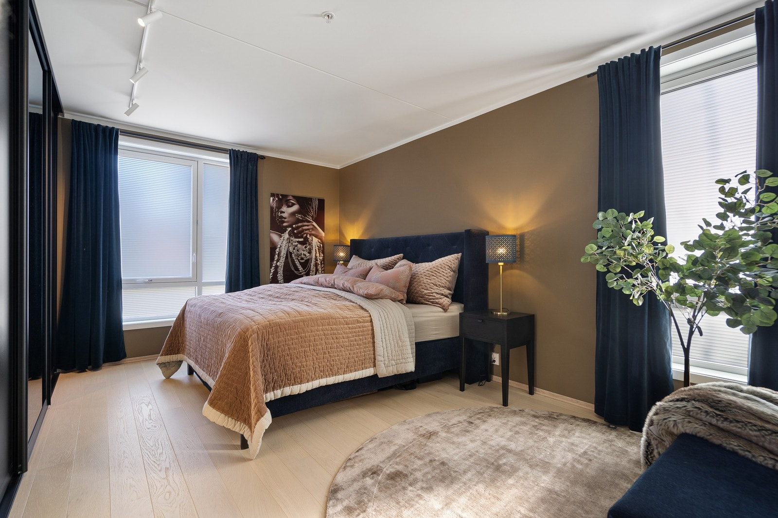 Hovedsoverommet er stort og har romslig skyvedørsgarderobe Galleribilde