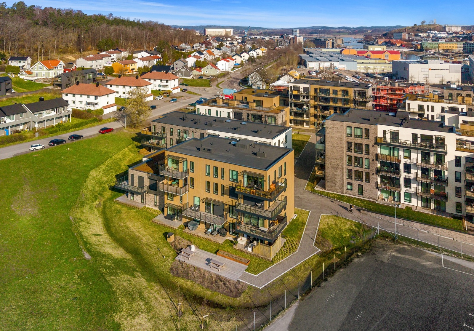 Attraktiv og sentral beliggenhet med flott utsikt over byen og nærliggende omgivelser. Eiendommen ligger i et moderne og voksende boligområde med kort vei til butikker, servicetilbud, kollektivtransport, skole og fritidsaktiviteter. Galleribilde