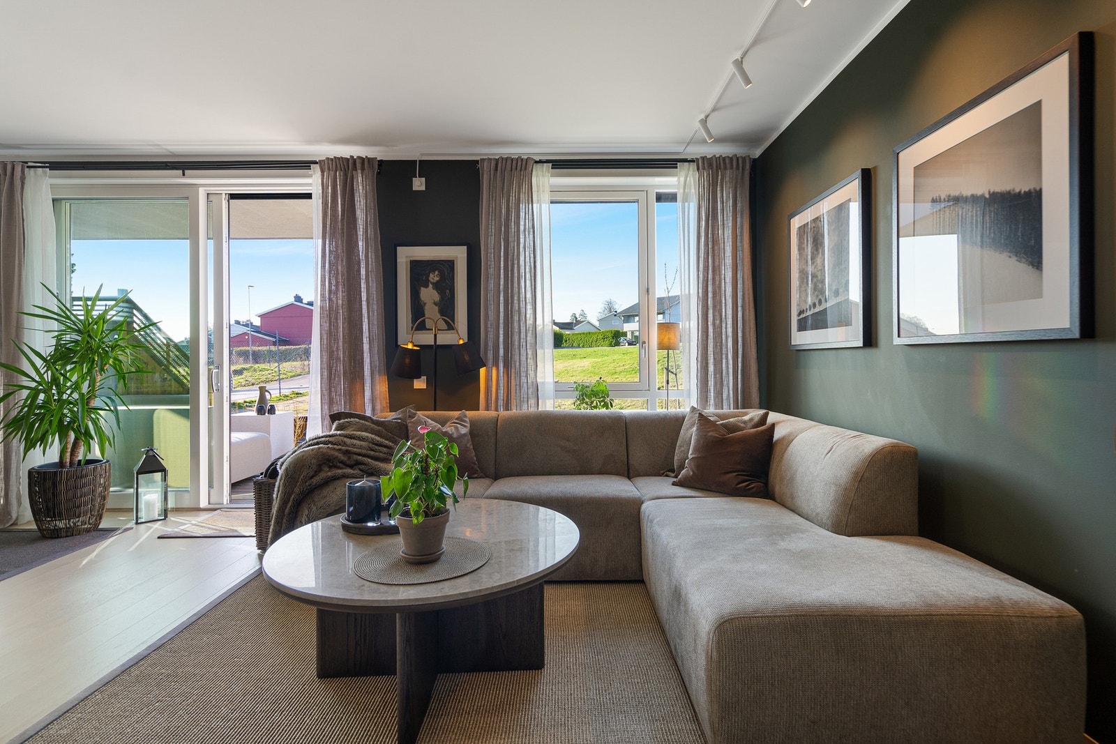 Stilrene overflater og gjennomførte detaljer gir rommet et elegant og innbydende preg, mens utgang til terrasse/balkong gir en fin forlengelse av oppholdsarealet. Galleribilde