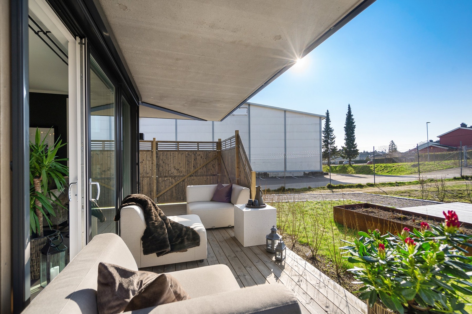 Herlig terrasse mot syd som gir gode solforhold gjennom hele dagen Galleribilde