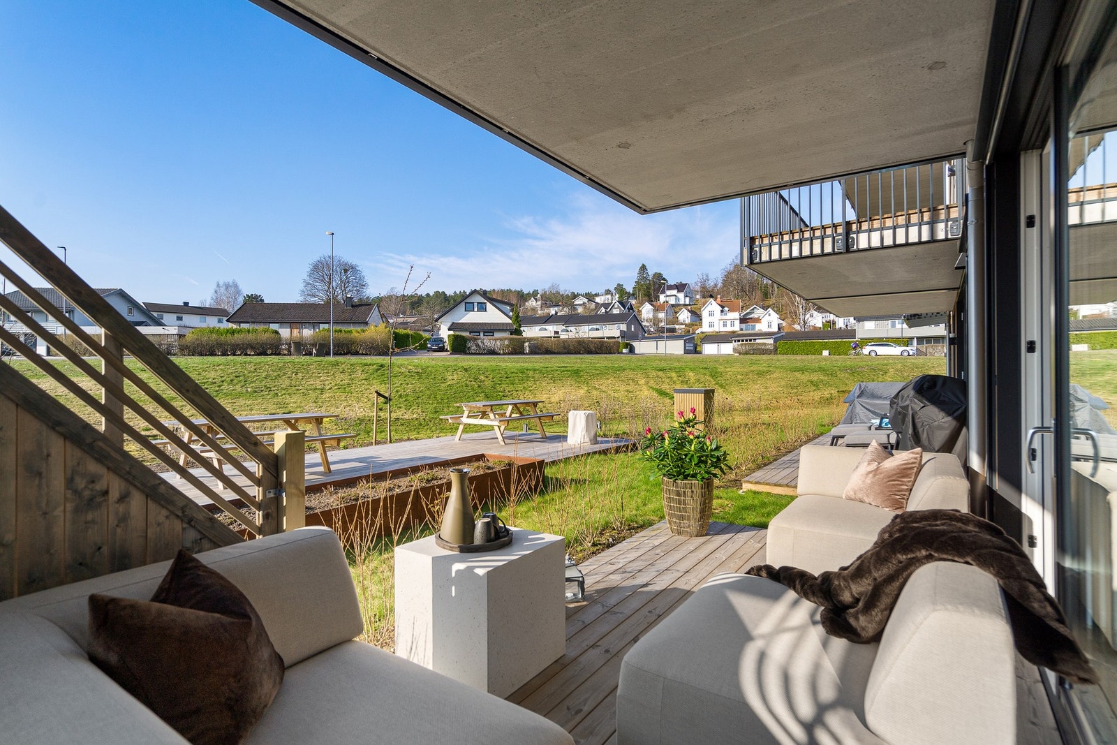 Fritt utsyn og mye himmel fra terrassen Galleribilde