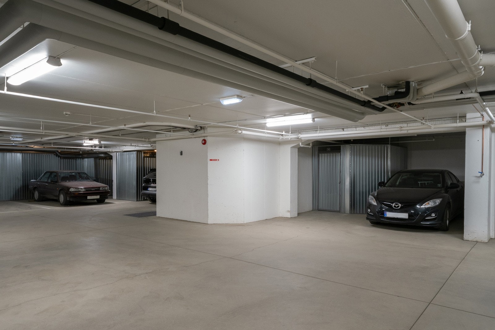 Det er heis direkte ned til parkeringskjeller, hvor det følger med både egen biloppstillingsplass og en bod. Galleribilde