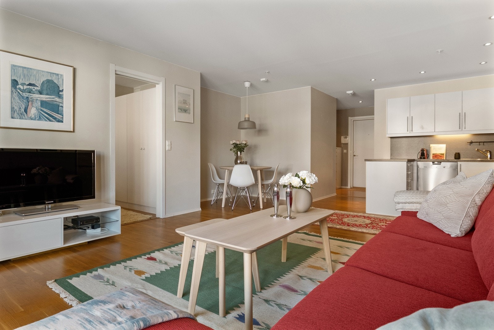 Stuen har god plass til både sofagruppe og spisebord. Galleribilde