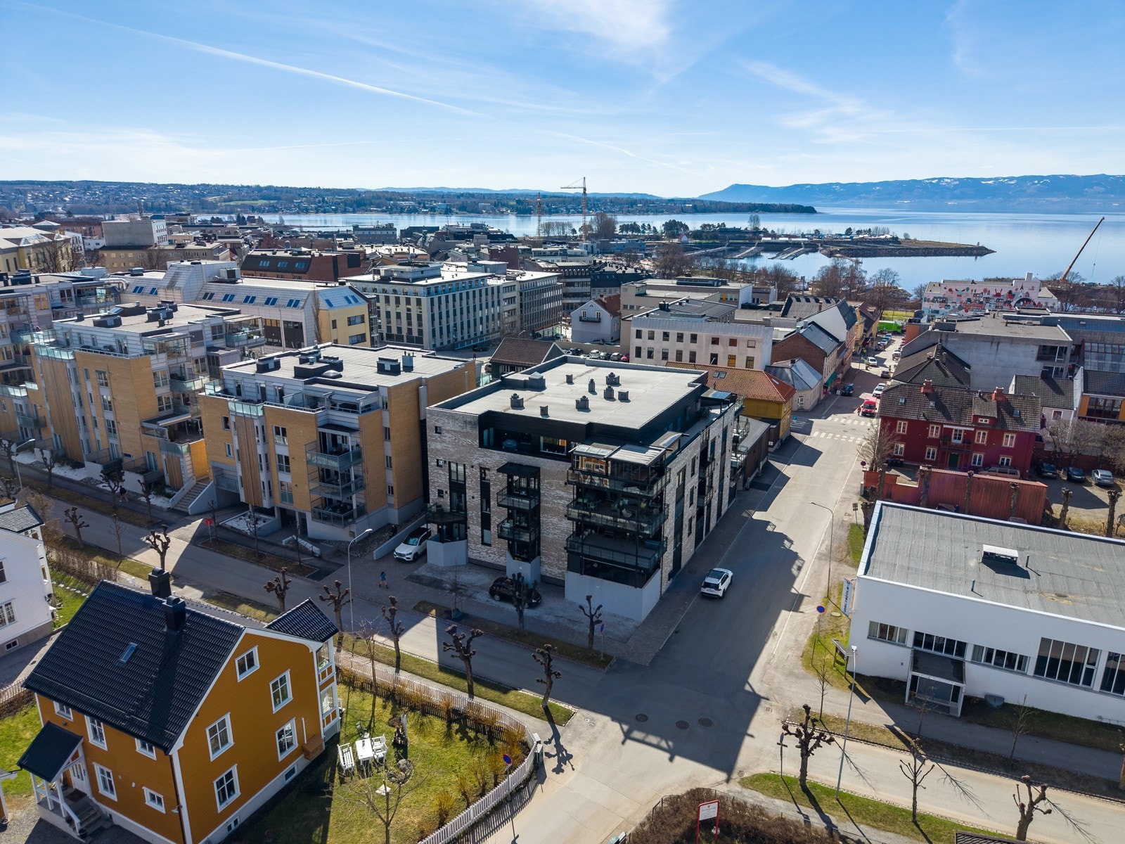 Leiligheten ligger stille og tilbaketrukket til midt i Hamar sentrum, med umiddelbar nærhet til alt byen har å by på. Bare 200 meter unna finner du gågata med Café og restauranter, kulturhuset med kino og bibliotek - alt innen komfortabel gangavstand. Galleribilde