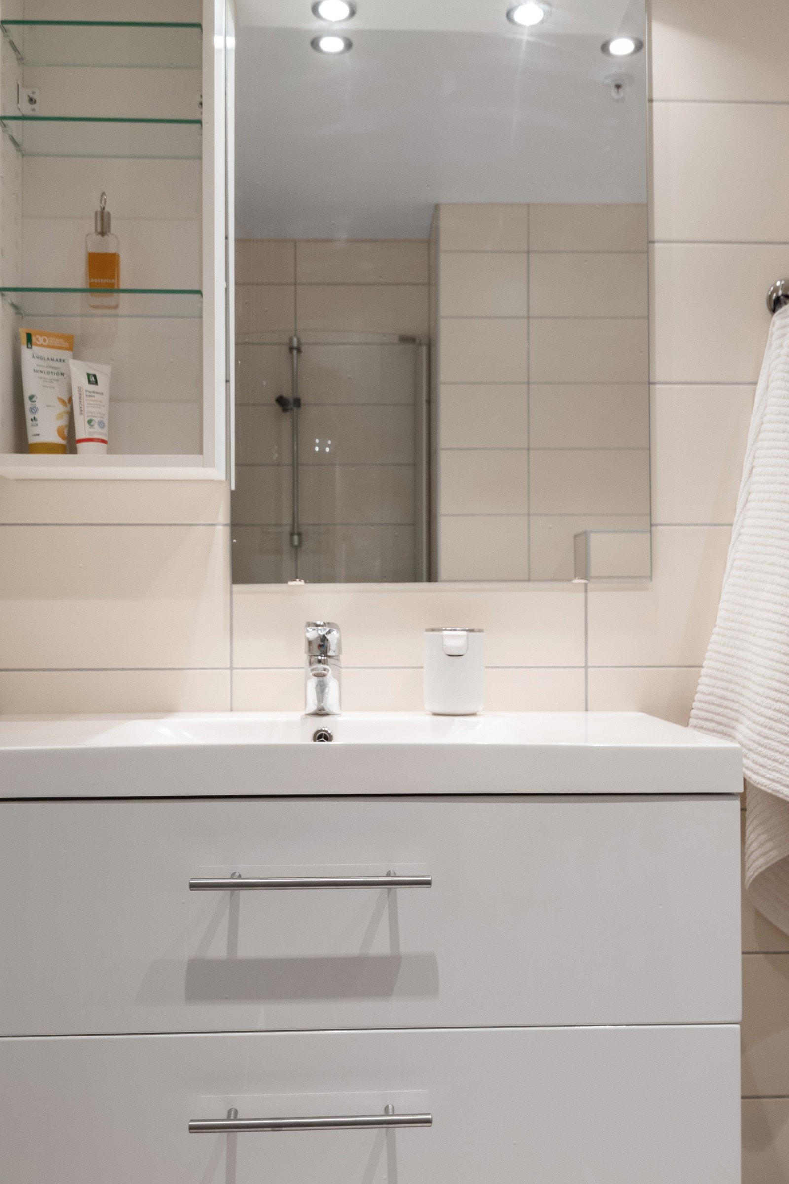 Badet har fått ny innredning i 2024 med slette, lyse fronter og heldekkende servantplate. Galleribilde