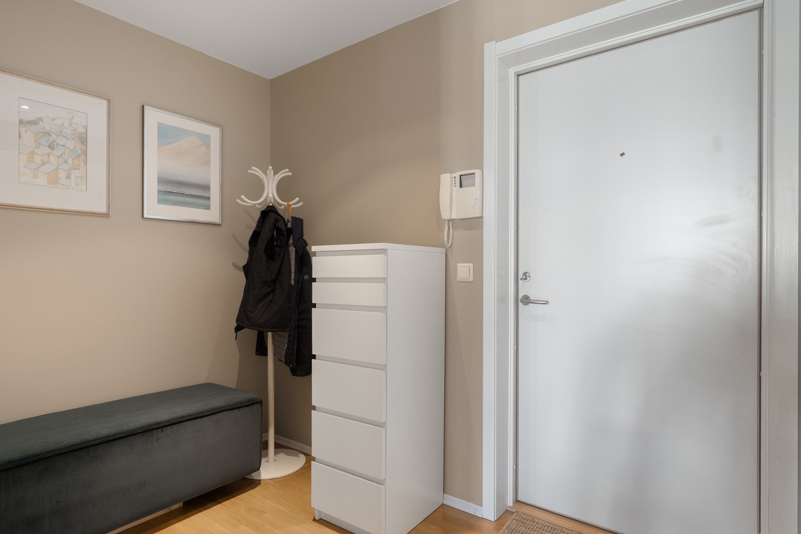 Innbydende entré med plass til garderobeløsning. Galleribilde