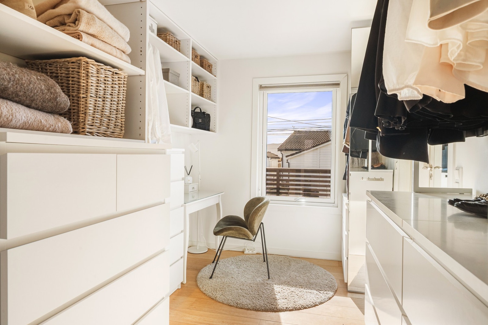 Videre fra badet er det tilkomst til walk-in-closet på 8,7 kvm. En luksus i hverdagen. Galleribilde