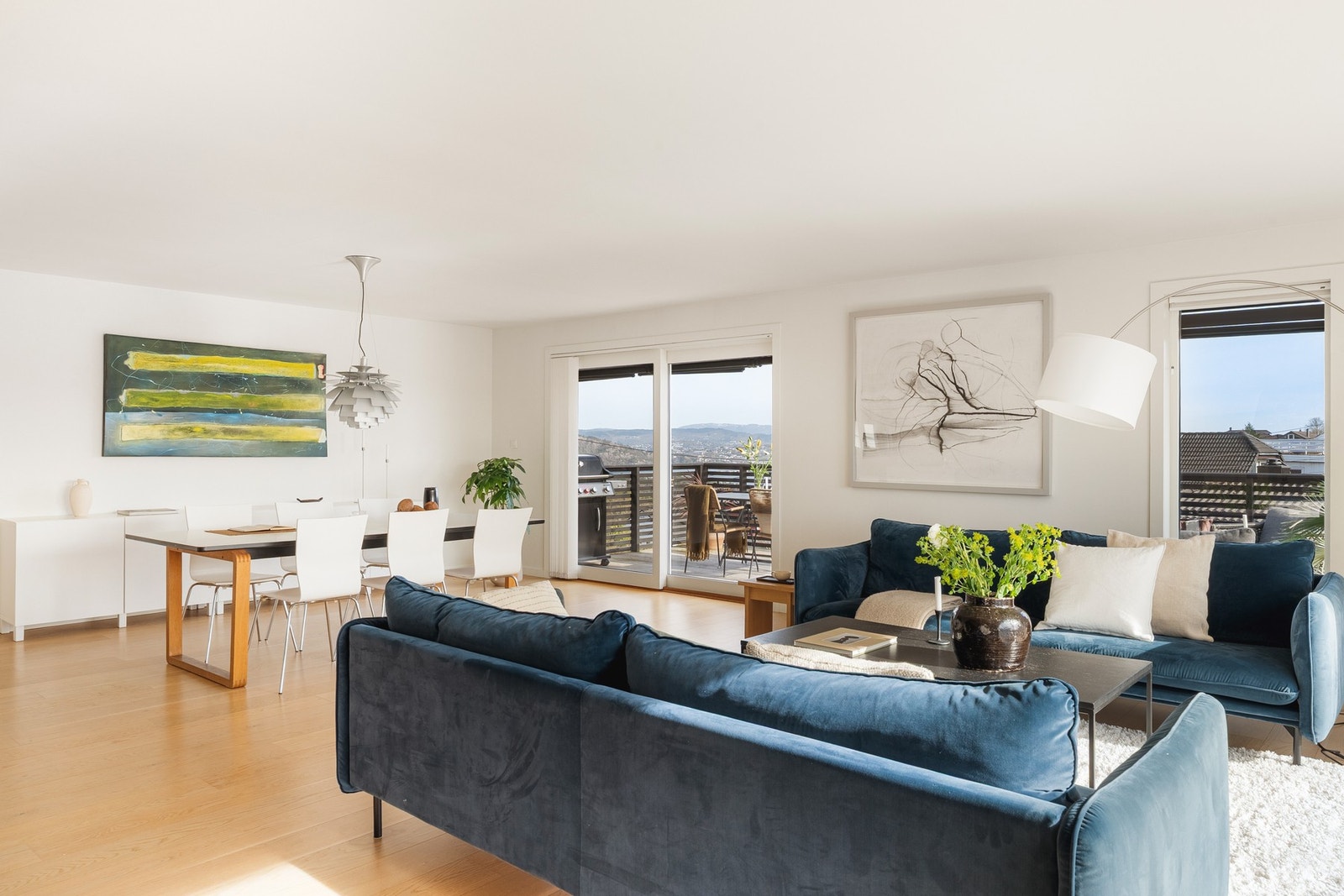 Vi beveger oss inn i den nydelige stuen. Galleribilde