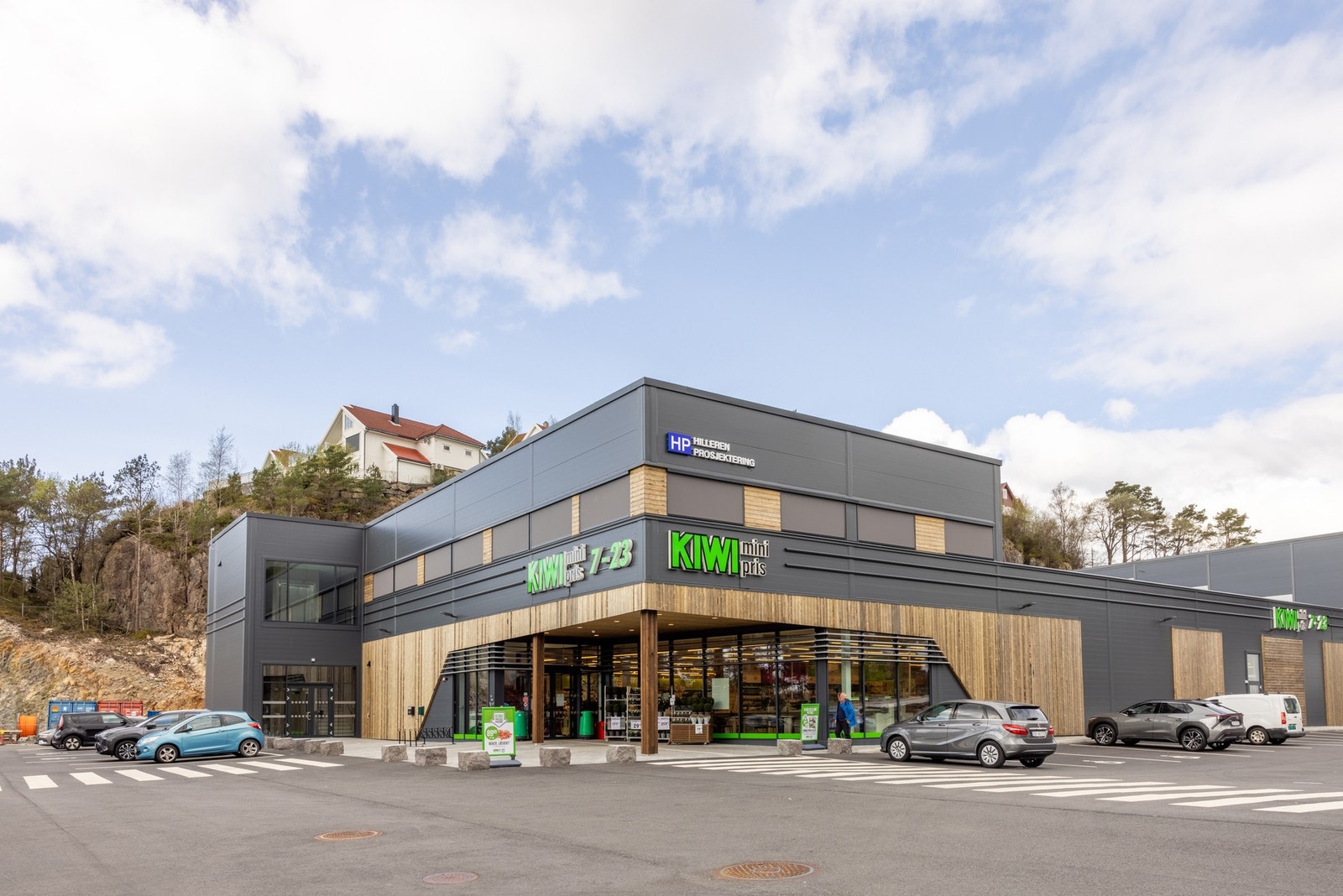 Dagligvarehandelen kan enten gjøres på Kiwi eller Extra, begge like i nærheten. Galleribilde