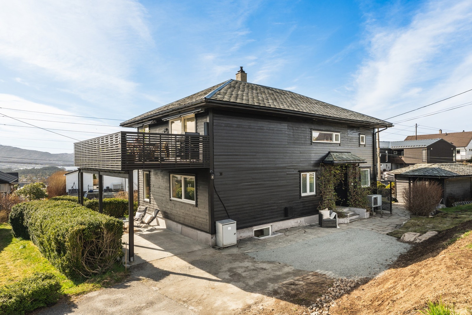 Uteplasser rundt hele huset gjør at man kan forflytte seg med sol- og vindforholdene. Galleribilde