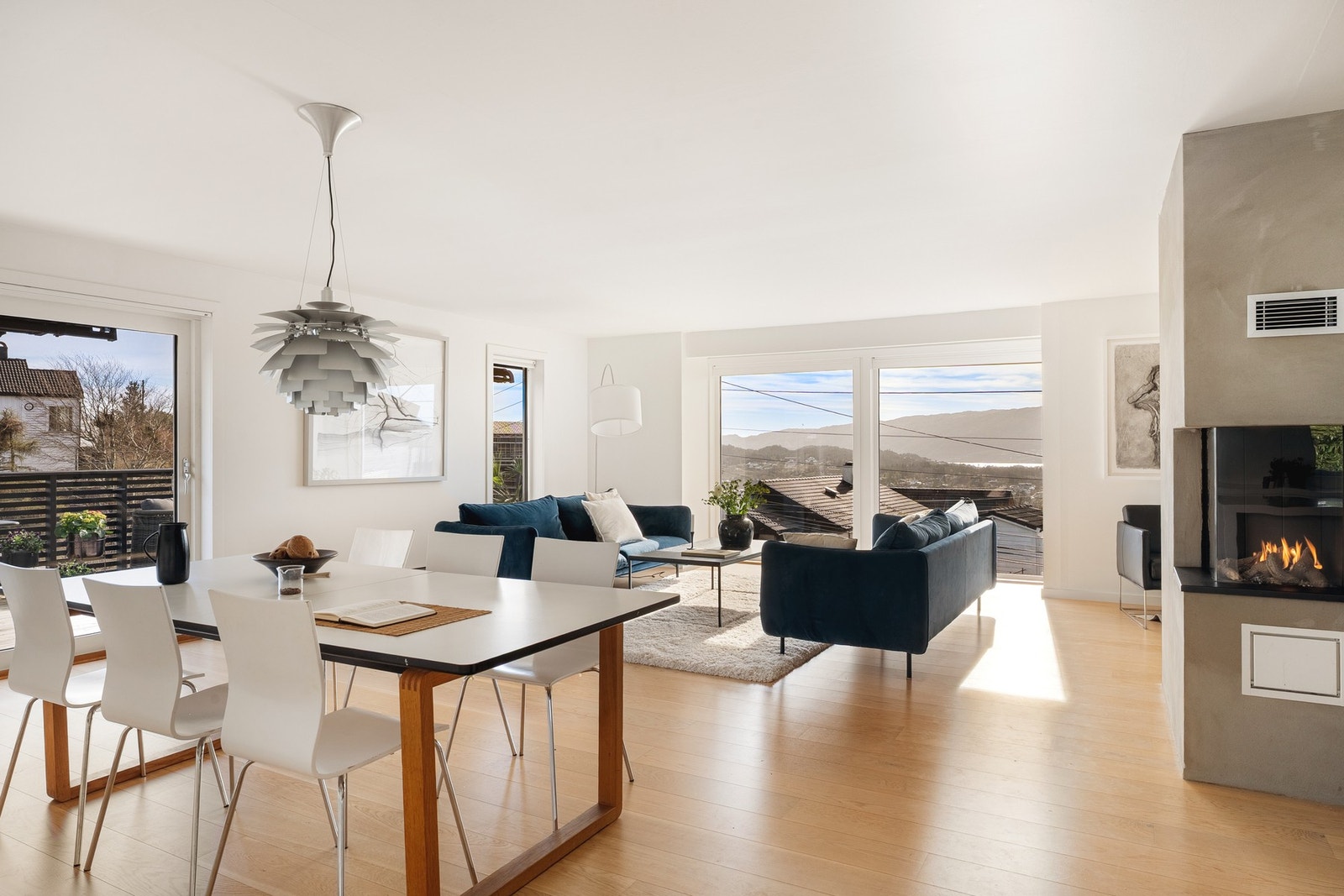I stuen er det store vindusflater som sørger for rikelig med naturlig lysinnslipp. Galleribilde
