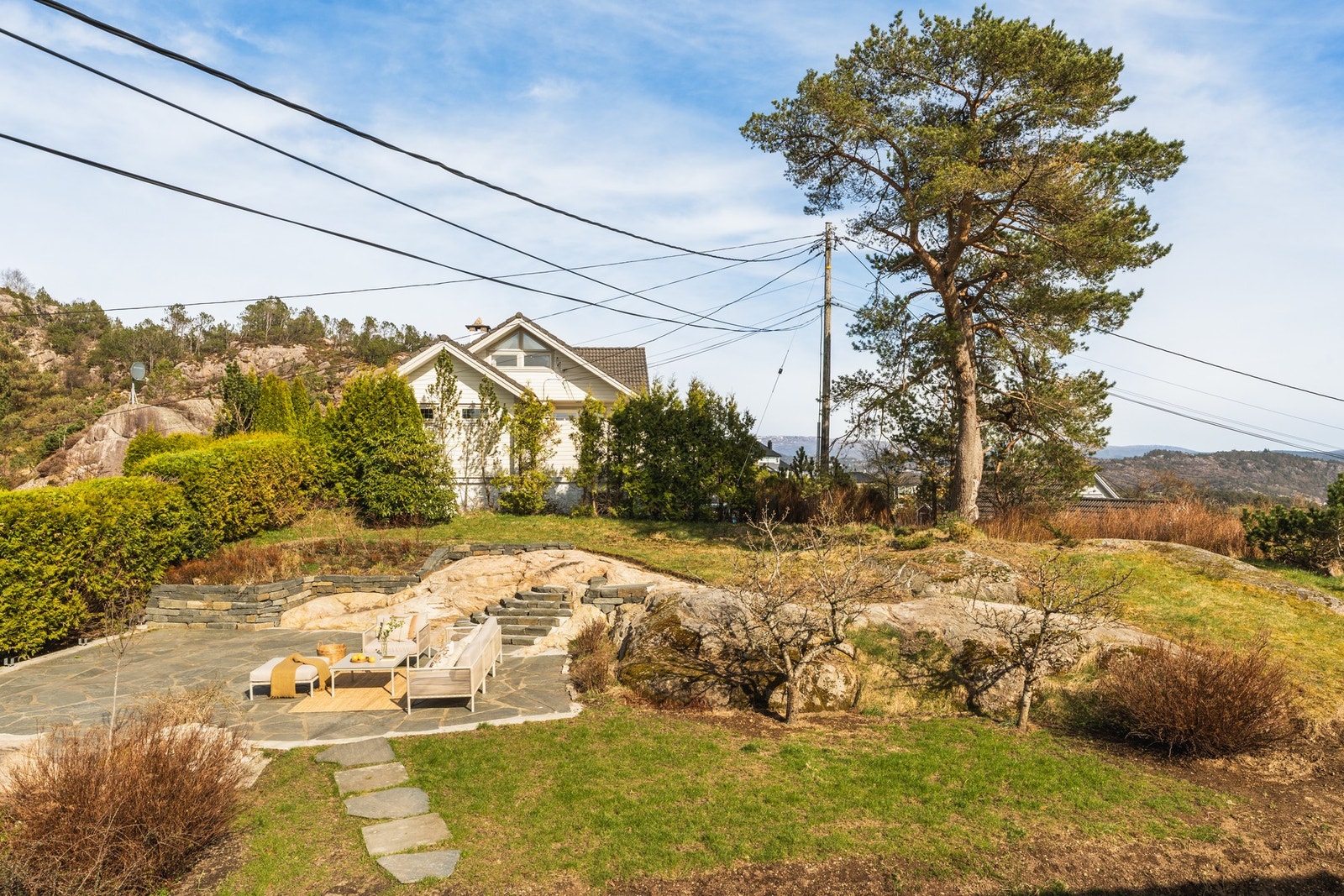 Pent opparbeidet med hage, beplantning og terrasser. Galleribilde