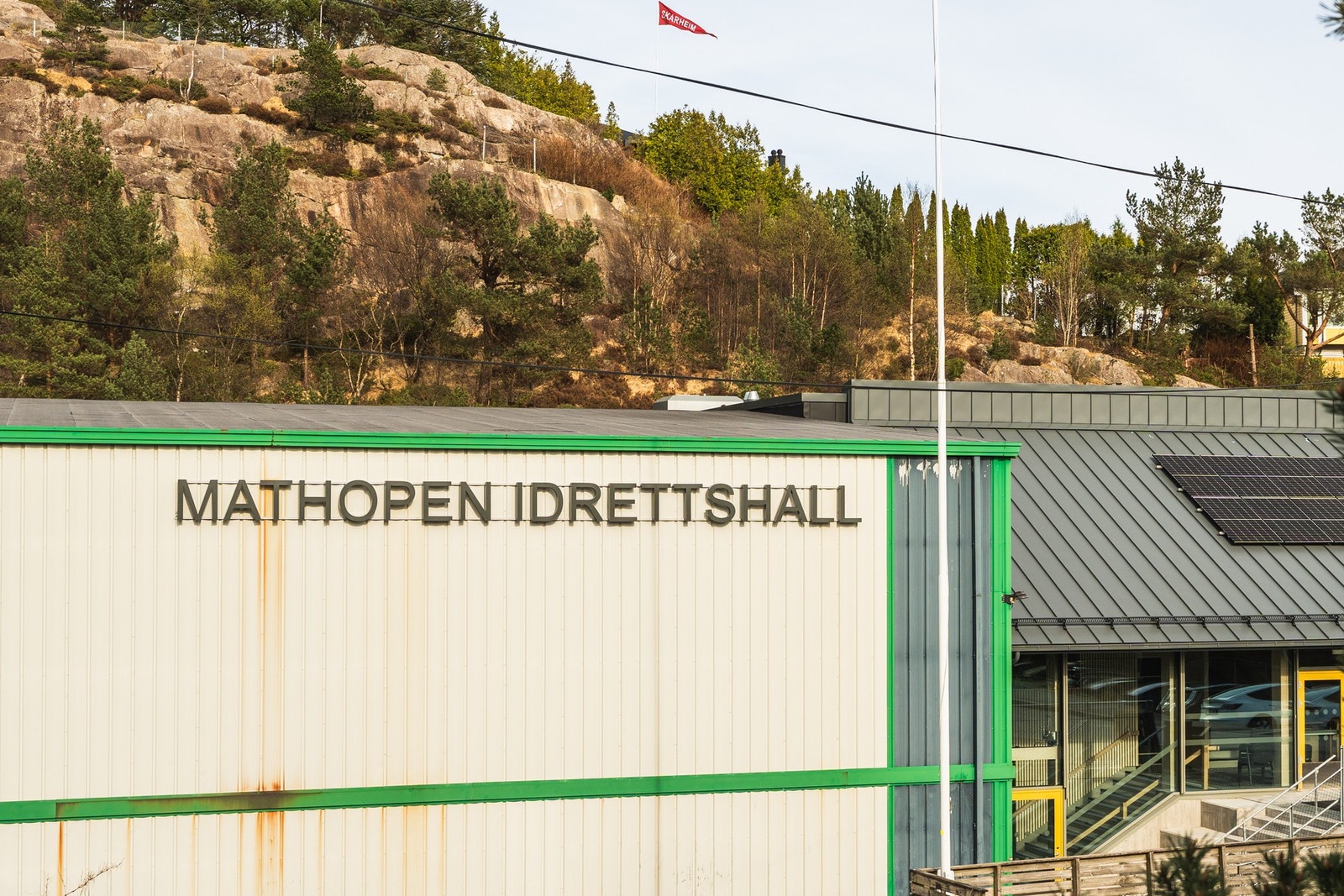 Mathopen idrettshall er kun 2 min gange fra boligen, her har man et godt utvalg aktivitetstilbud. Galleribilde