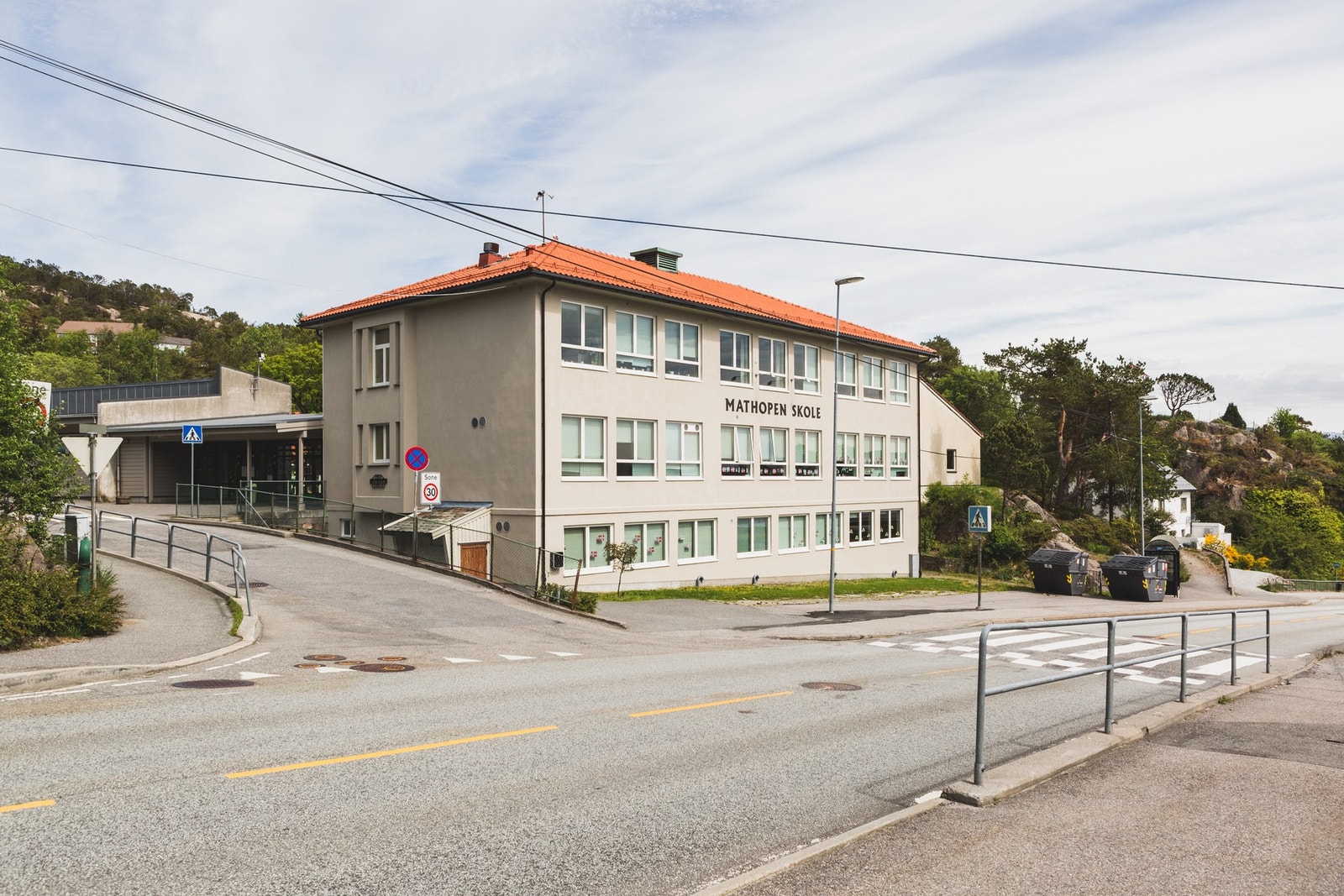 Mathopen skole ligger kun 400 meter fra boligen. Det er også gangavstand til Mathopen barnehage. Galleribilde