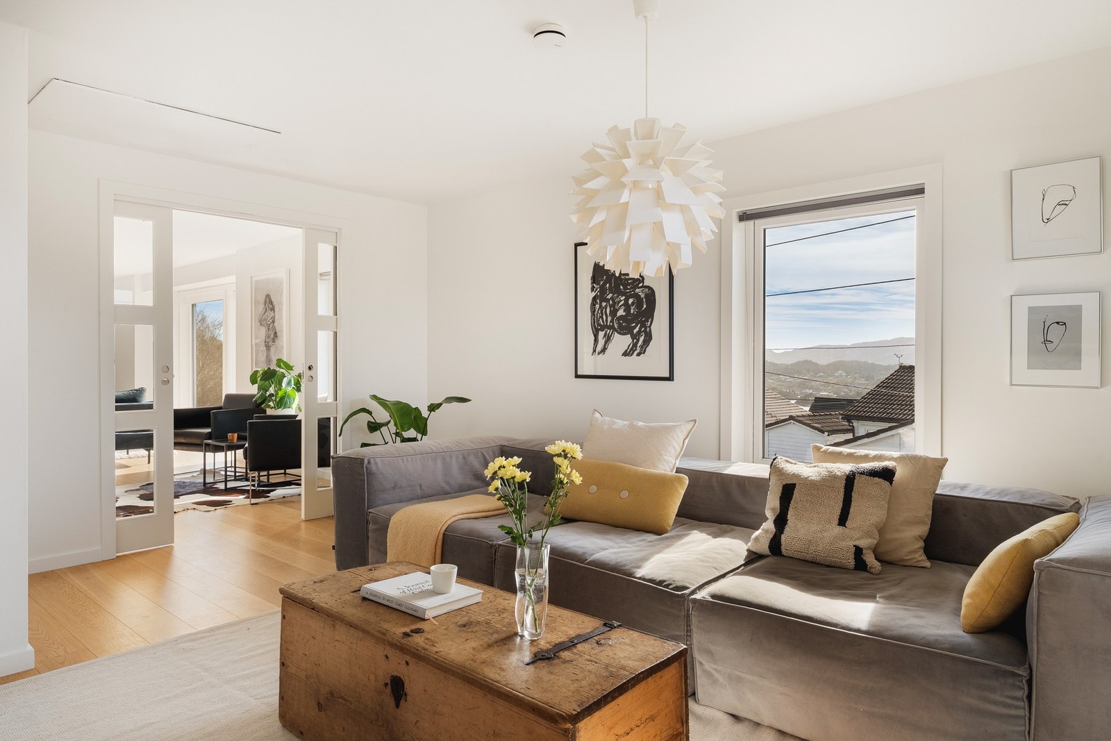 Fine glasskyvedører som elegant skiller TV-stuen fra resten av stuen. Galleribilde