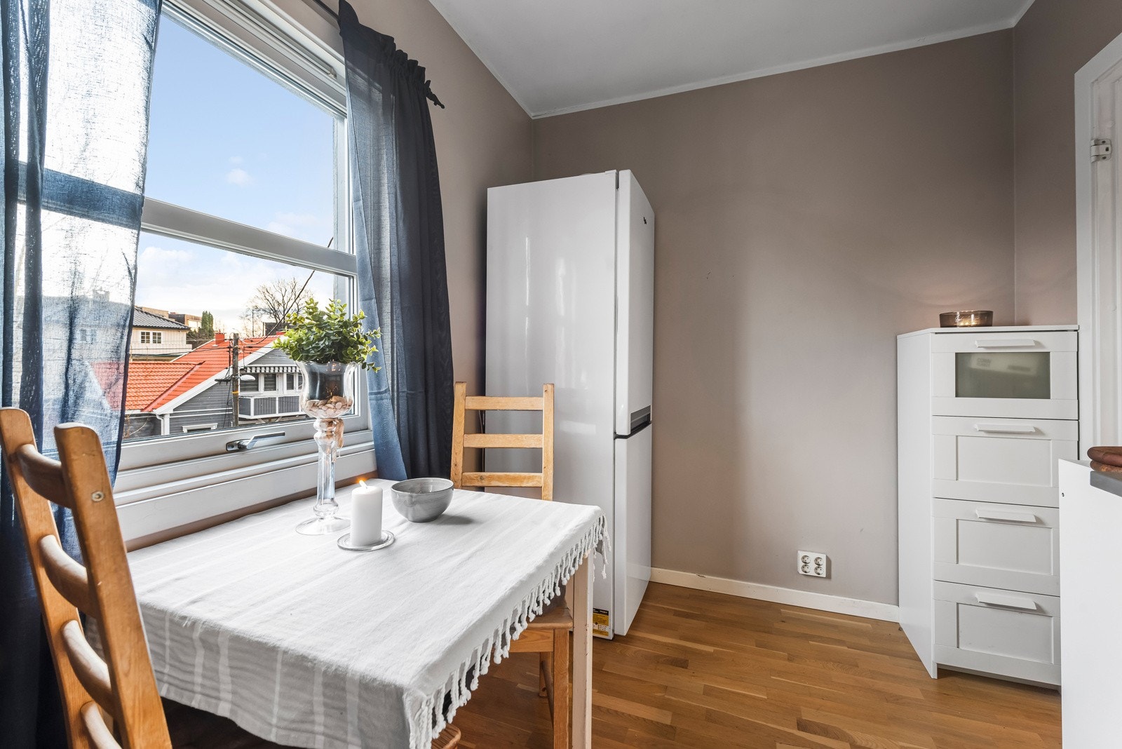 Kjøkkenet har plass til spisebord. Galleribilde