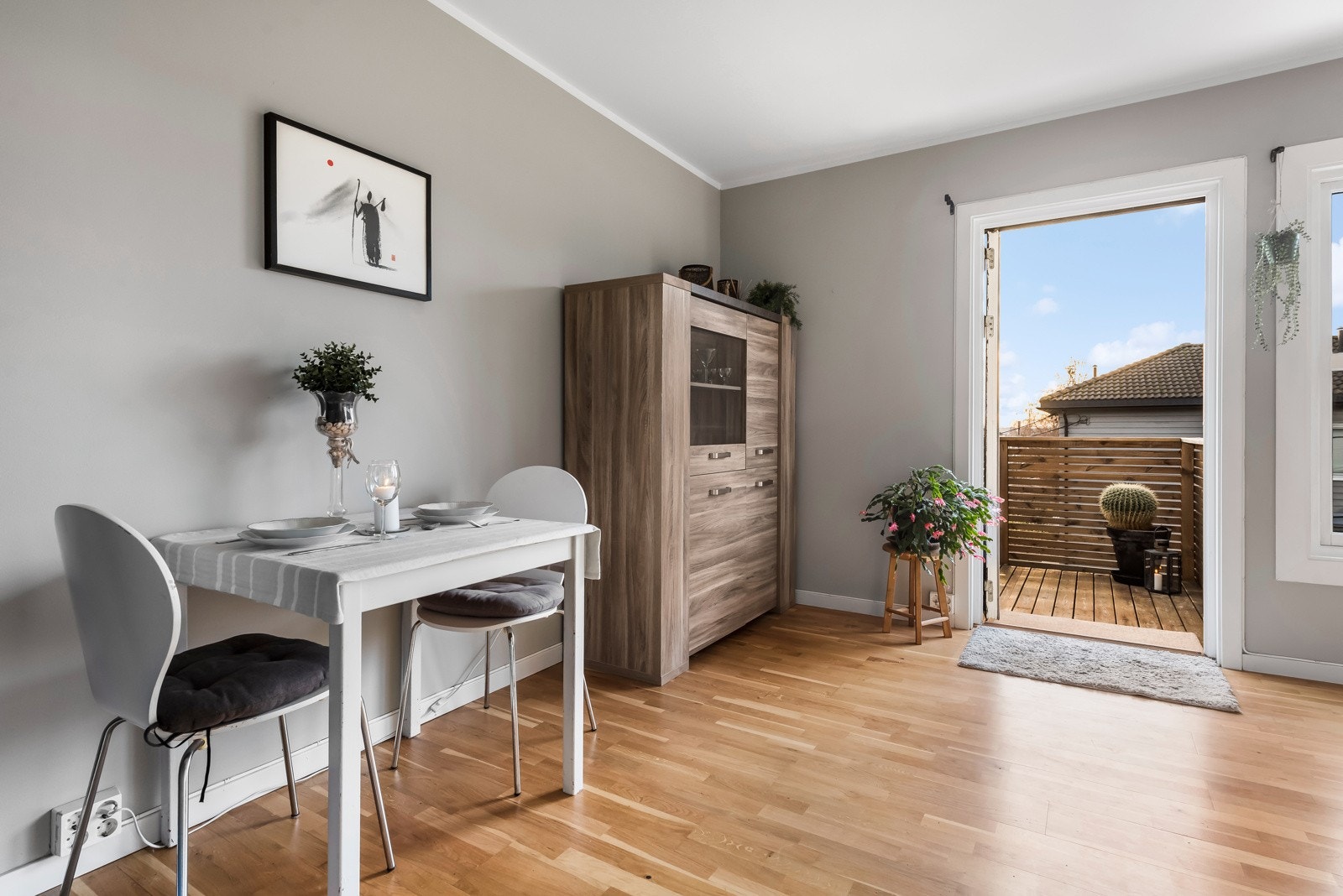 Stuen har plass til både sofa og spisebord. Galleribilde