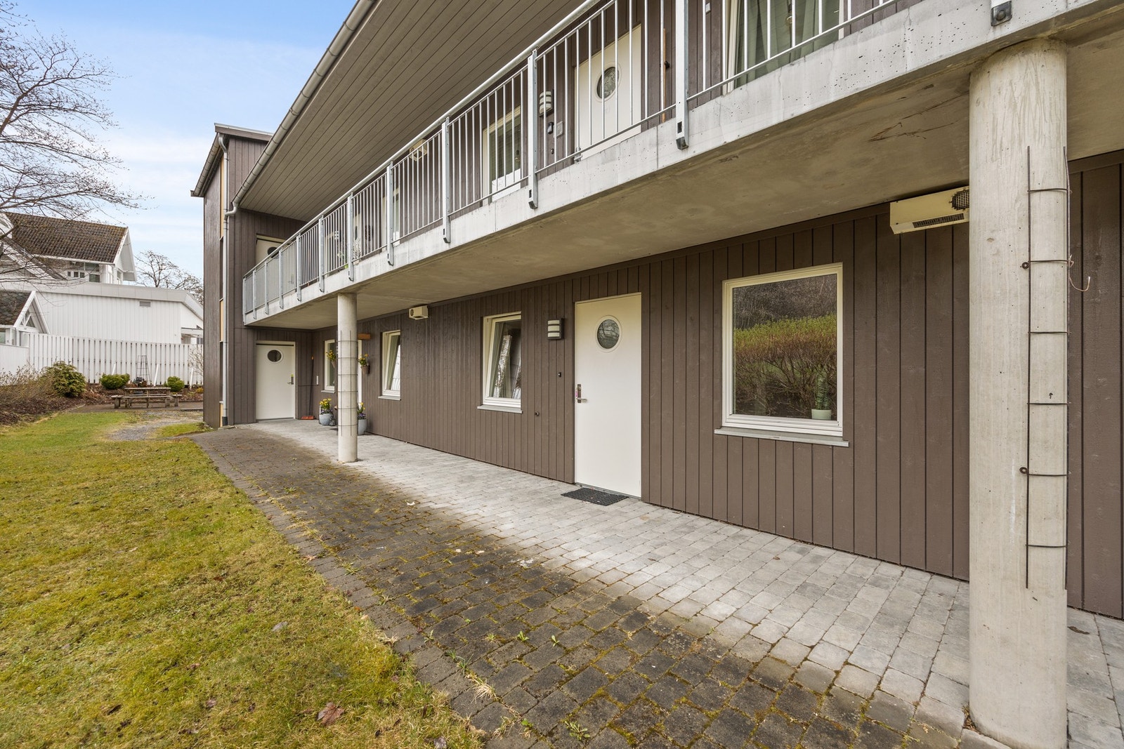 Inngangspartiet er steinbelagt Galleribilde