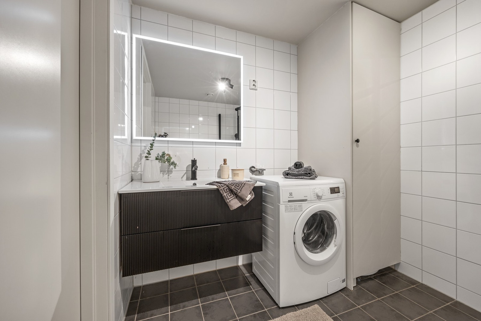 Utstyrt med servantskap, toalett, innfellbare dusjdører og opplegg for vaskemaskin. Galleribilde