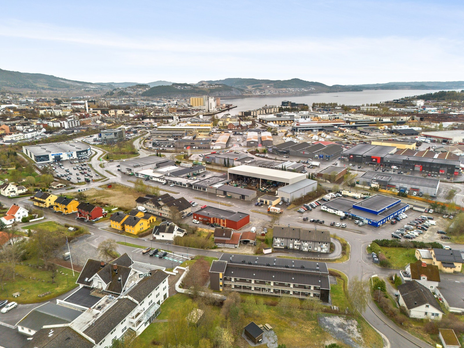 Sentral beliggenhet med gangavstand til matbutikk, kjøpesenter, sentrum, m.m. Galleribilde